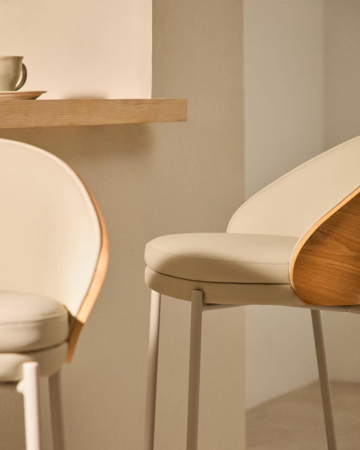 Eama Bar Stuhl Beige Eco -Leather mit Asche Finish