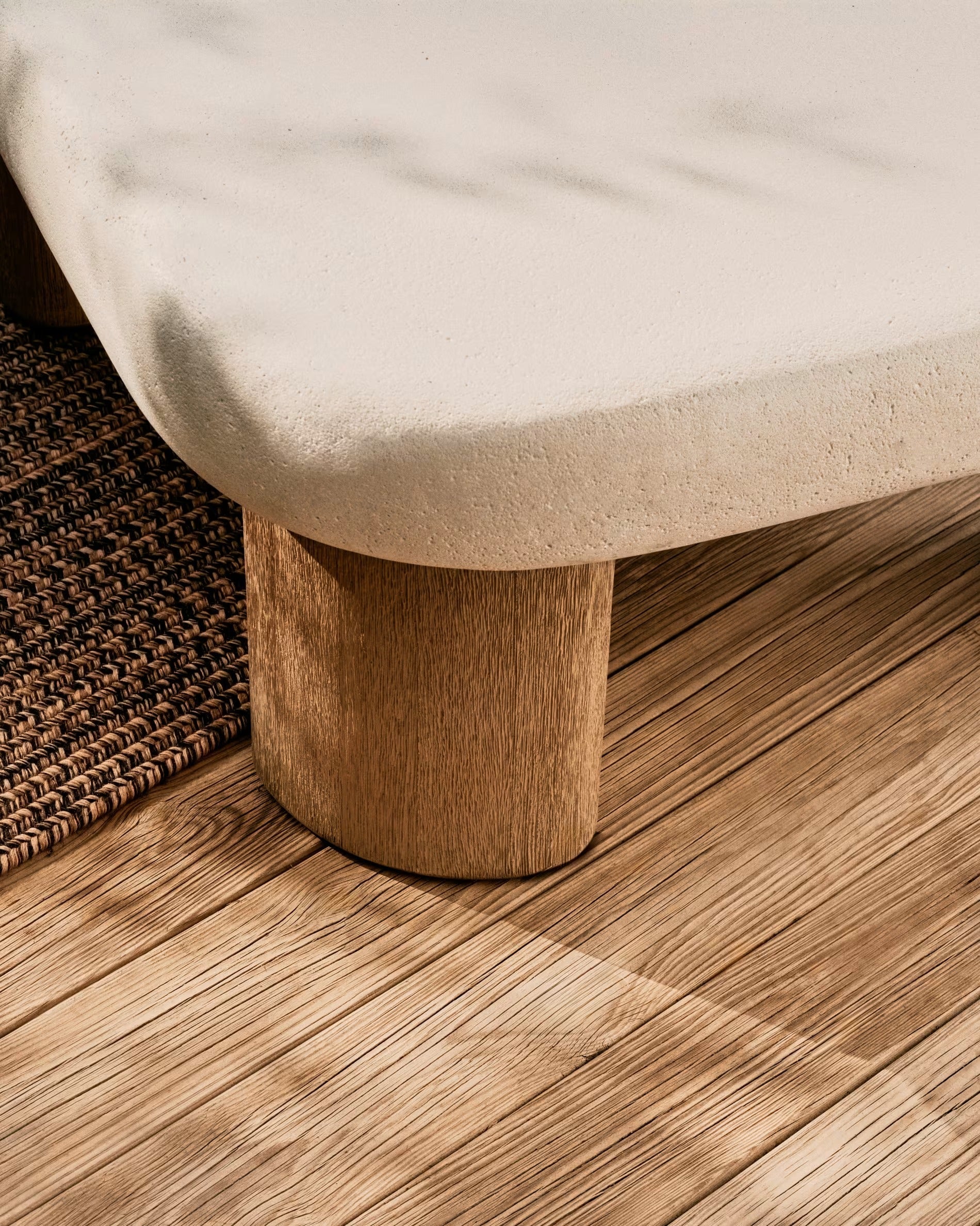 LABRA Outdoor-Couchtisch aus Zement und Akazienholz 