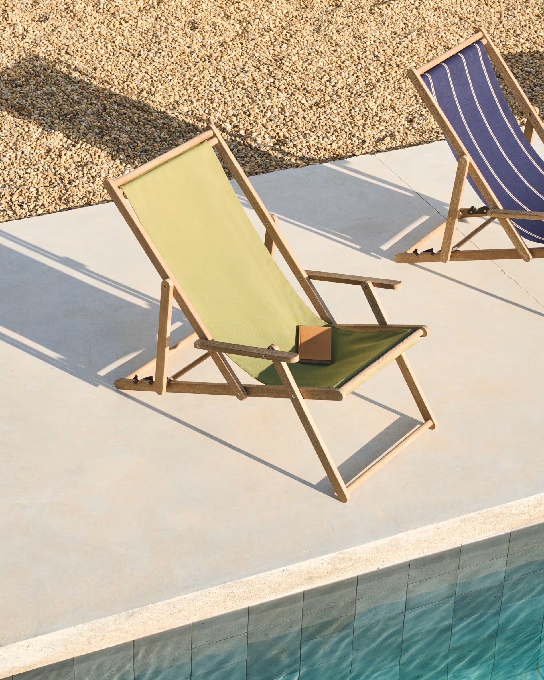 Grüner Liegestuhl VILARA mit Akaziengestell 