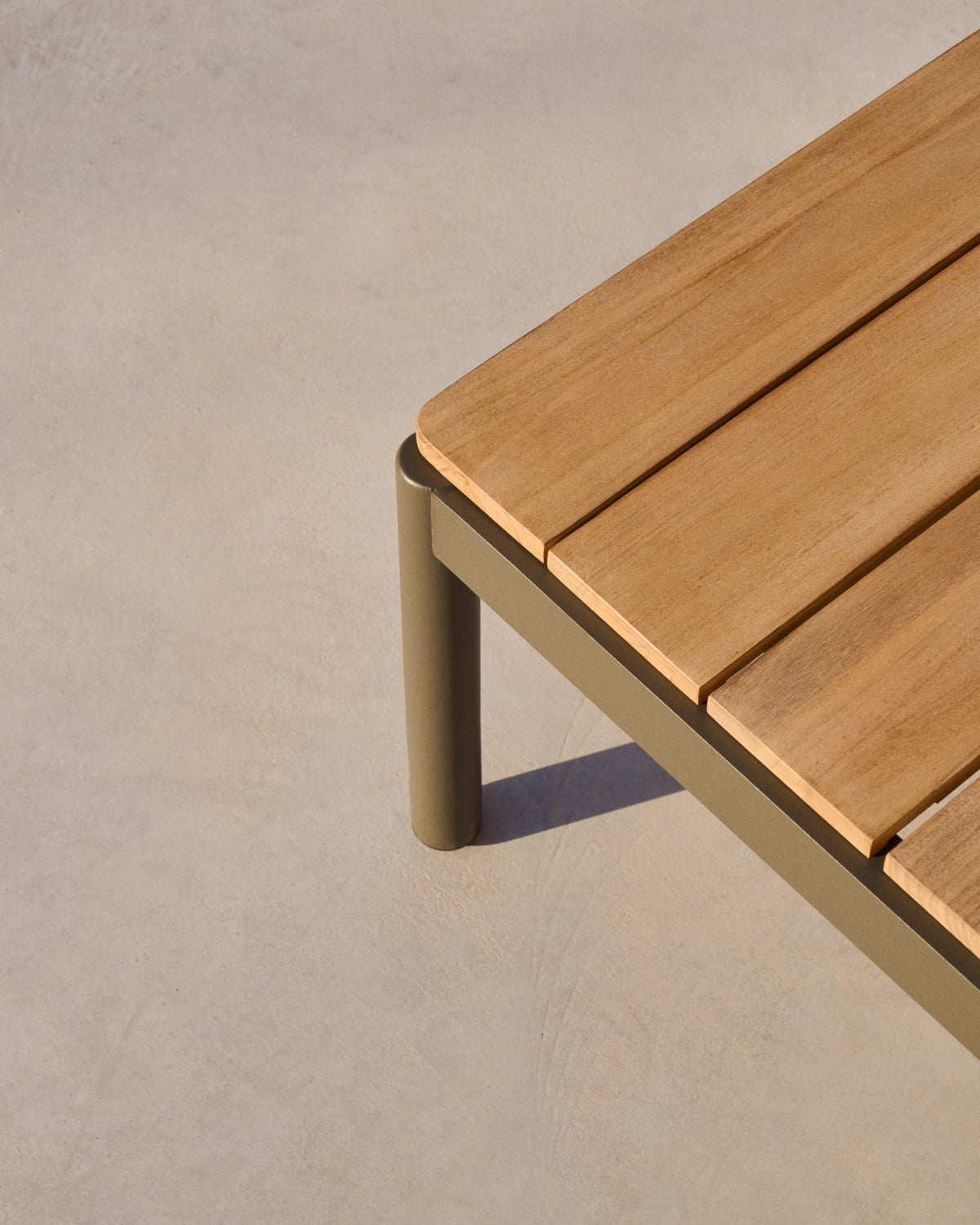 Stolik kawowy ogrodowy SORELLS zielone aluminium z blatem tekowym – ujęcie 4