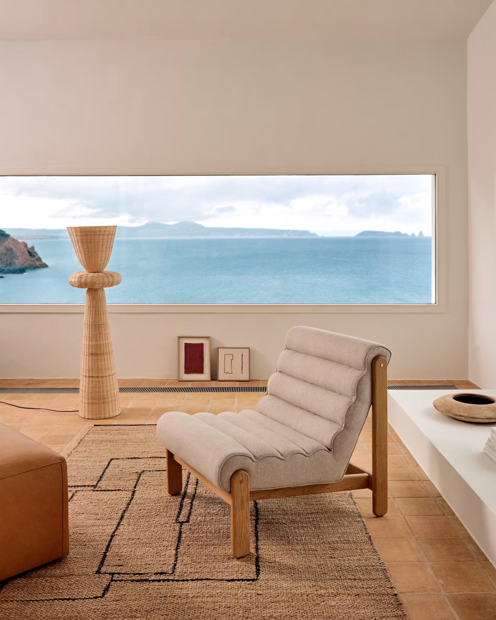 MAGIRA white armchair with wooden base