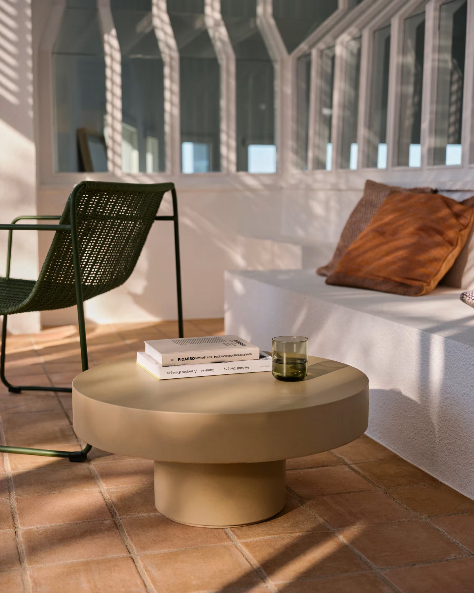 Aigablava Couchtisch beige Zement