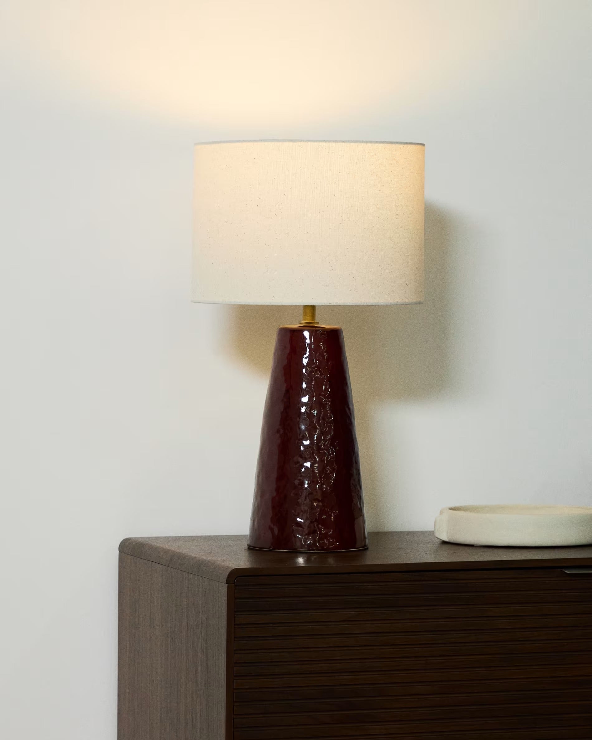 DRAVA table lamp in burgundy with a cotton shade