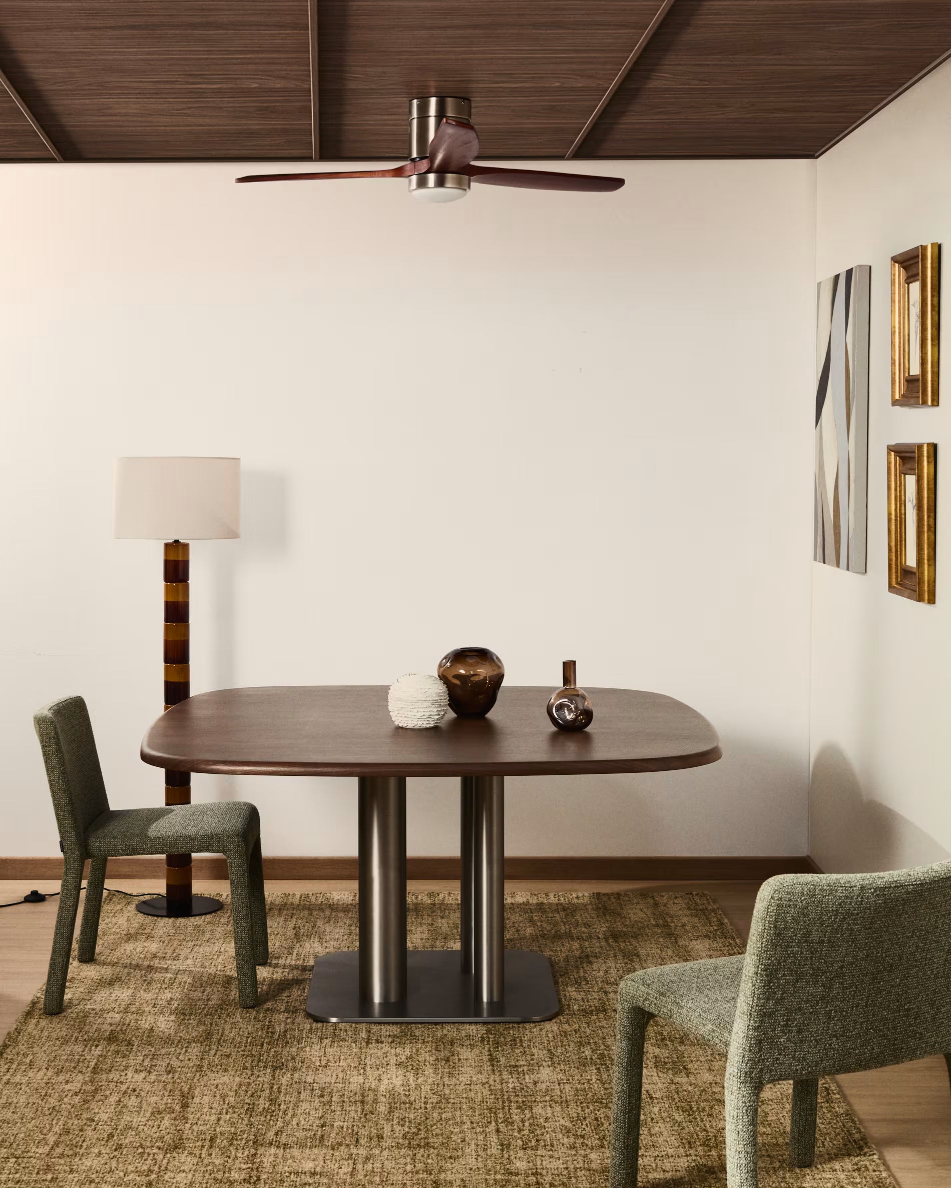 Quadratischer Tisch MELVAR Nussfurnier mit Stahlbasis