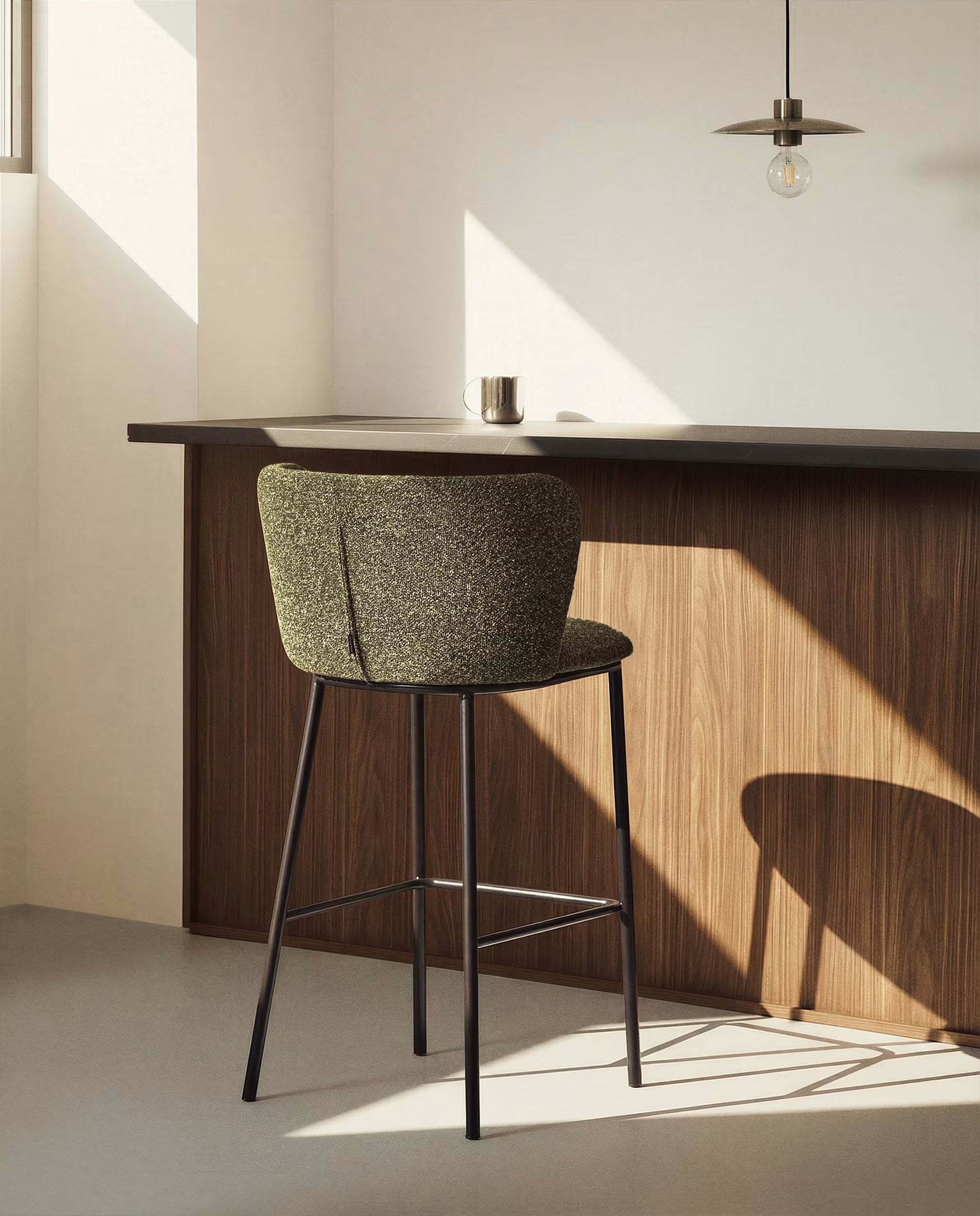 Barhocker CISELIA dunkelgrüner Chenille mit schwarzem Gestell