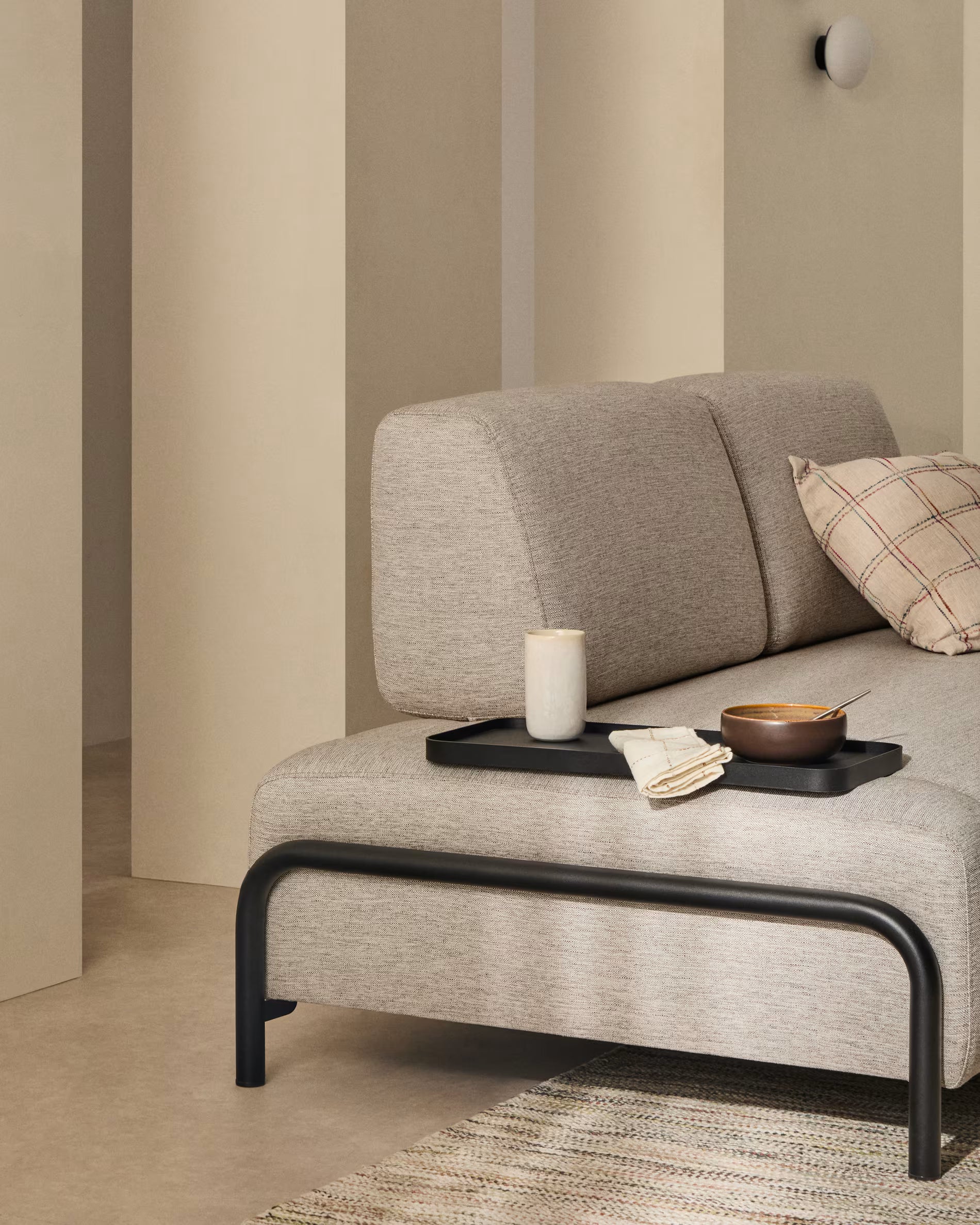 Sofa 2-sitzig rechts mit Tablett COMPO grau-beige mit schwarzem Gestell