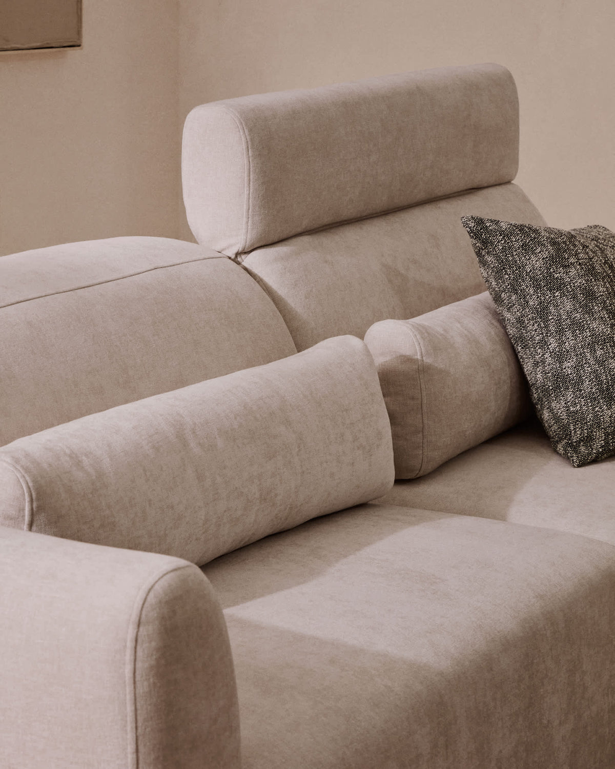 Sofa 4-osobowa z przesuwanymi siedziskami LARES beżowy szenil – ujęcie 4