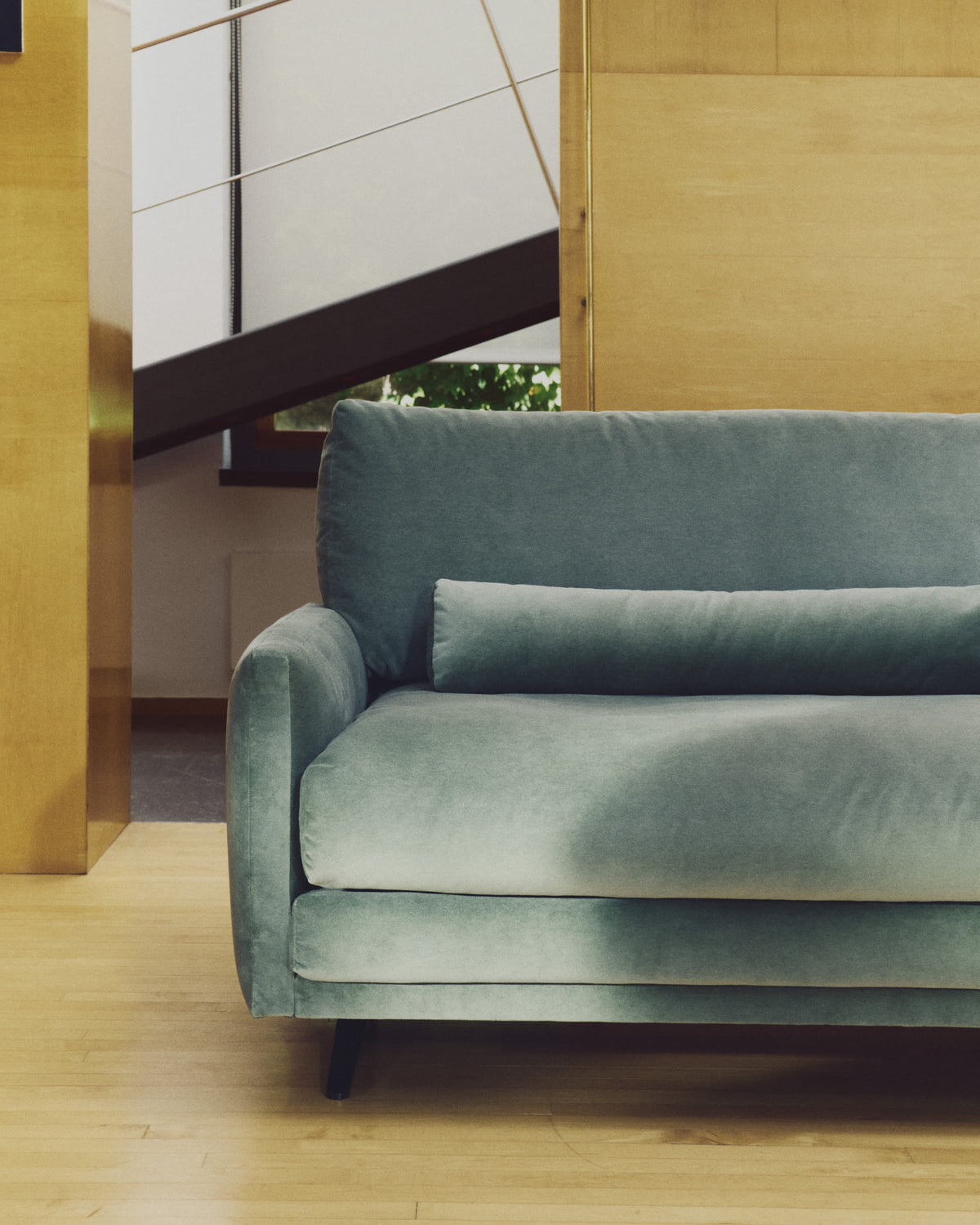 Sofa 3-osobowa VELIRO zielony aksamit z czarnymi metalowymi nogami – ujęcie 2