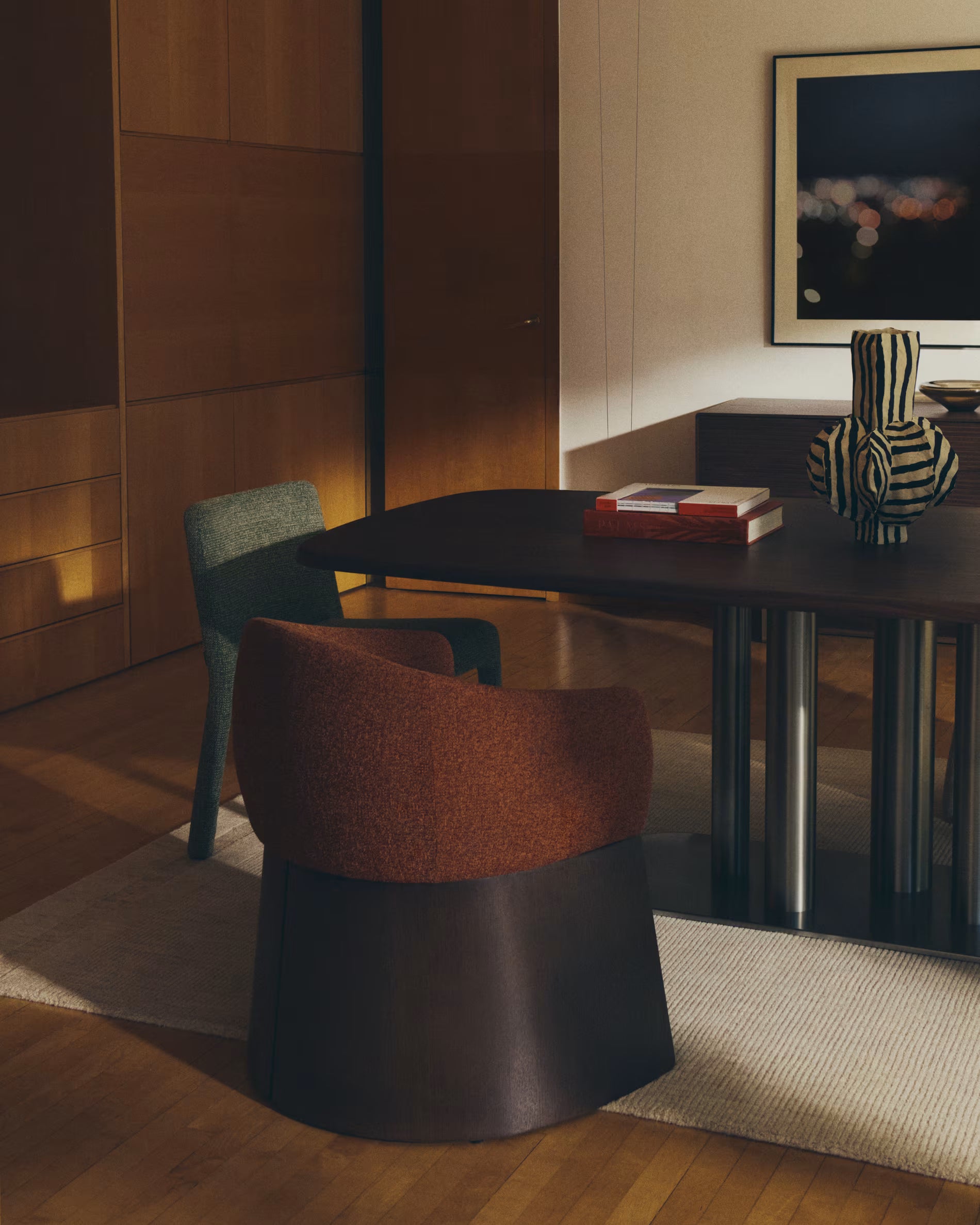 Tisch MELVAR Nussfurnier mit Stahlbasis