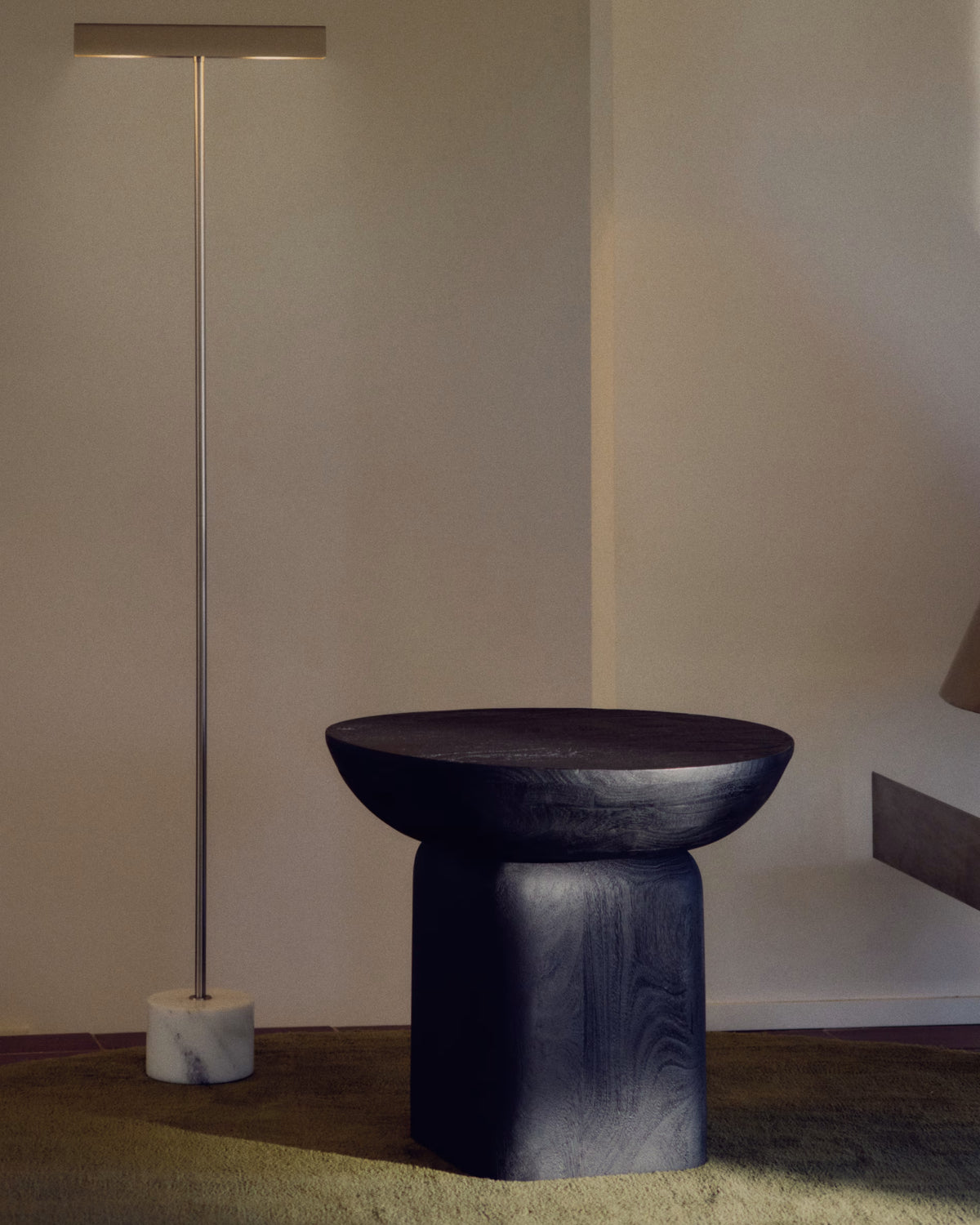 Stehlampe LYNOR silber mit weißem Marmorsockel