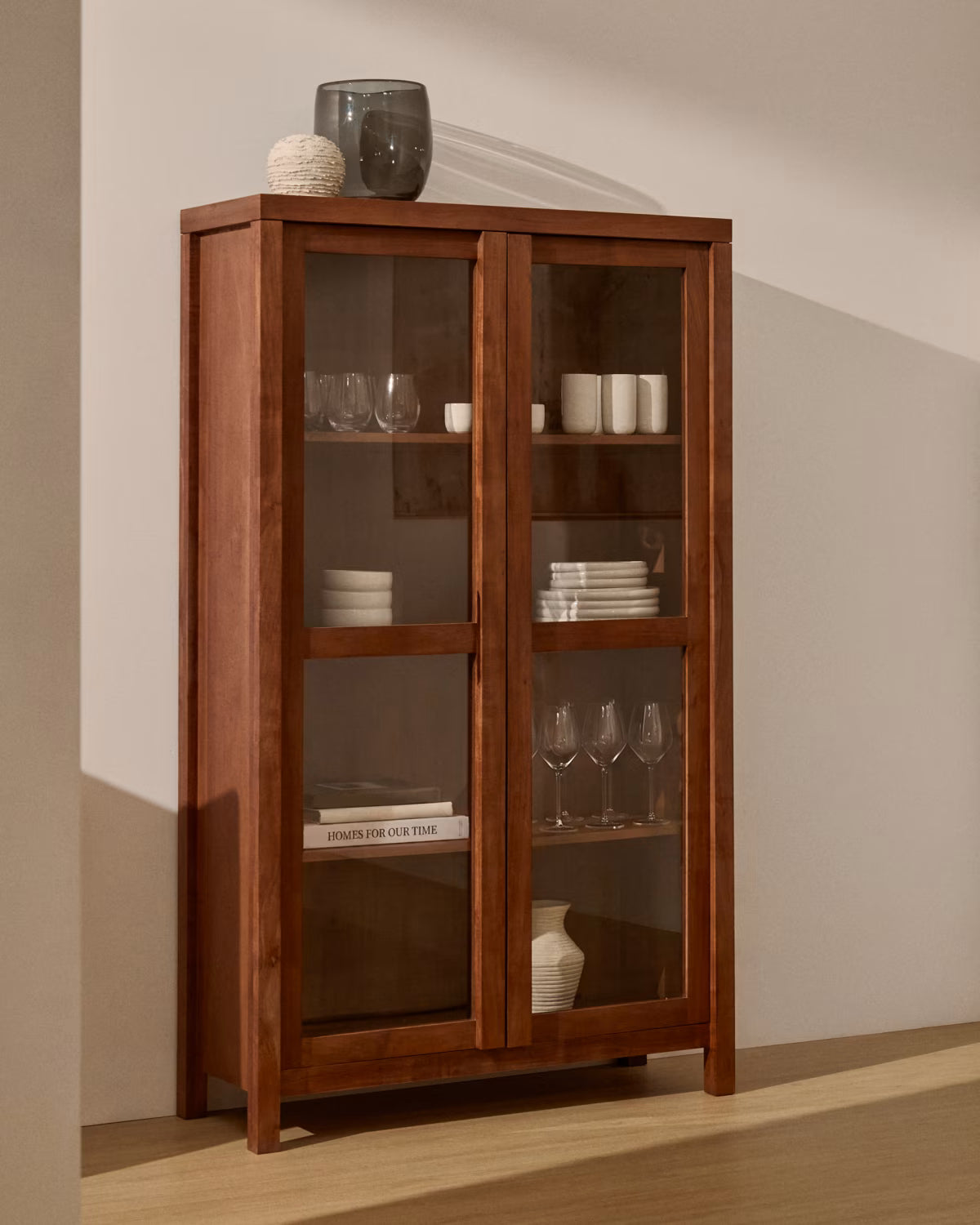 Vitrine mit Glasfront NORANI aus massivem Holz und Akazienfurnier