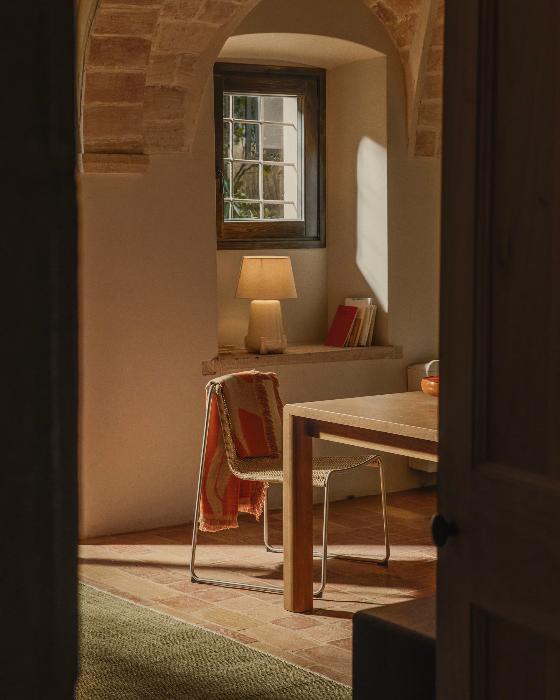Lampa stołowa ODRA beżowy – Kave Home