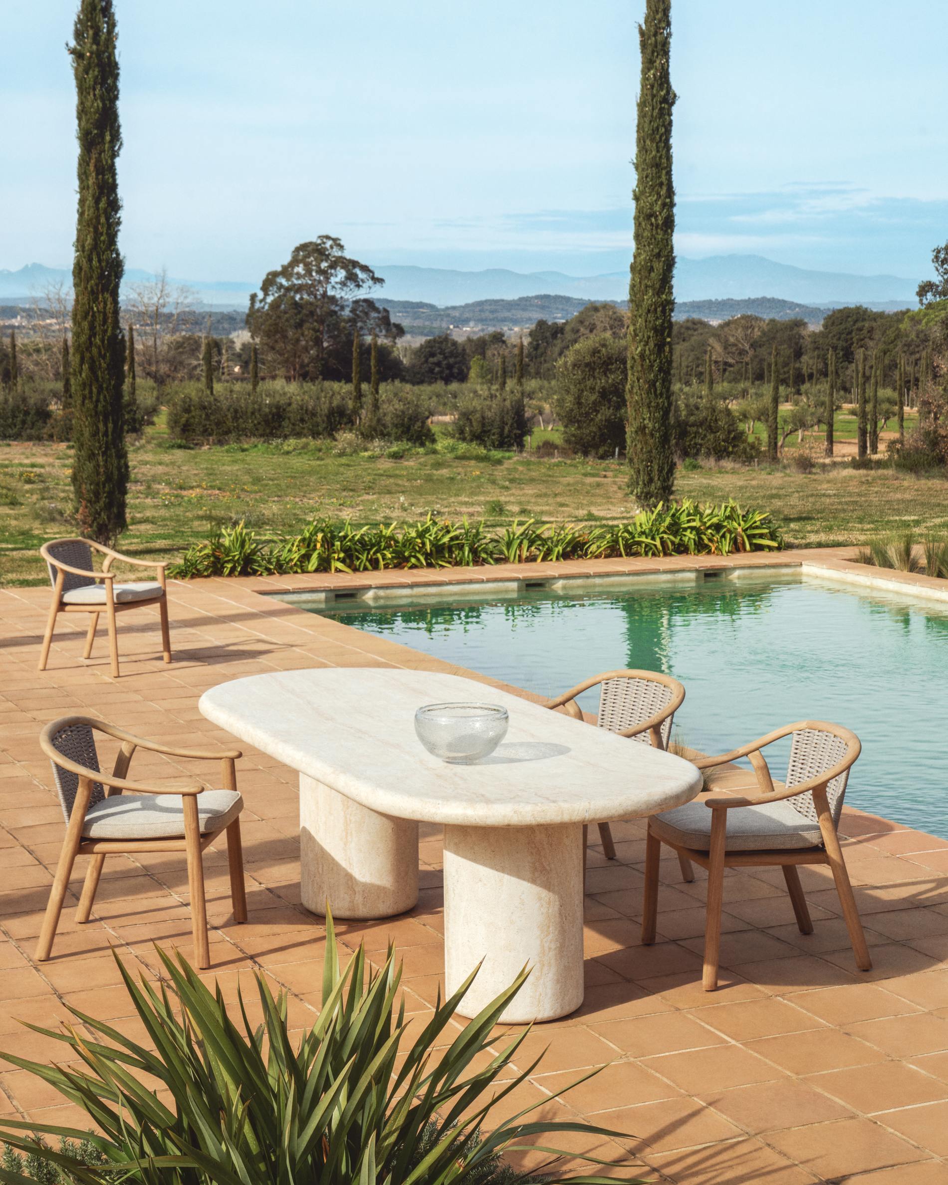 Gartenstuhl ELUNDA aus leichtem Teakholz