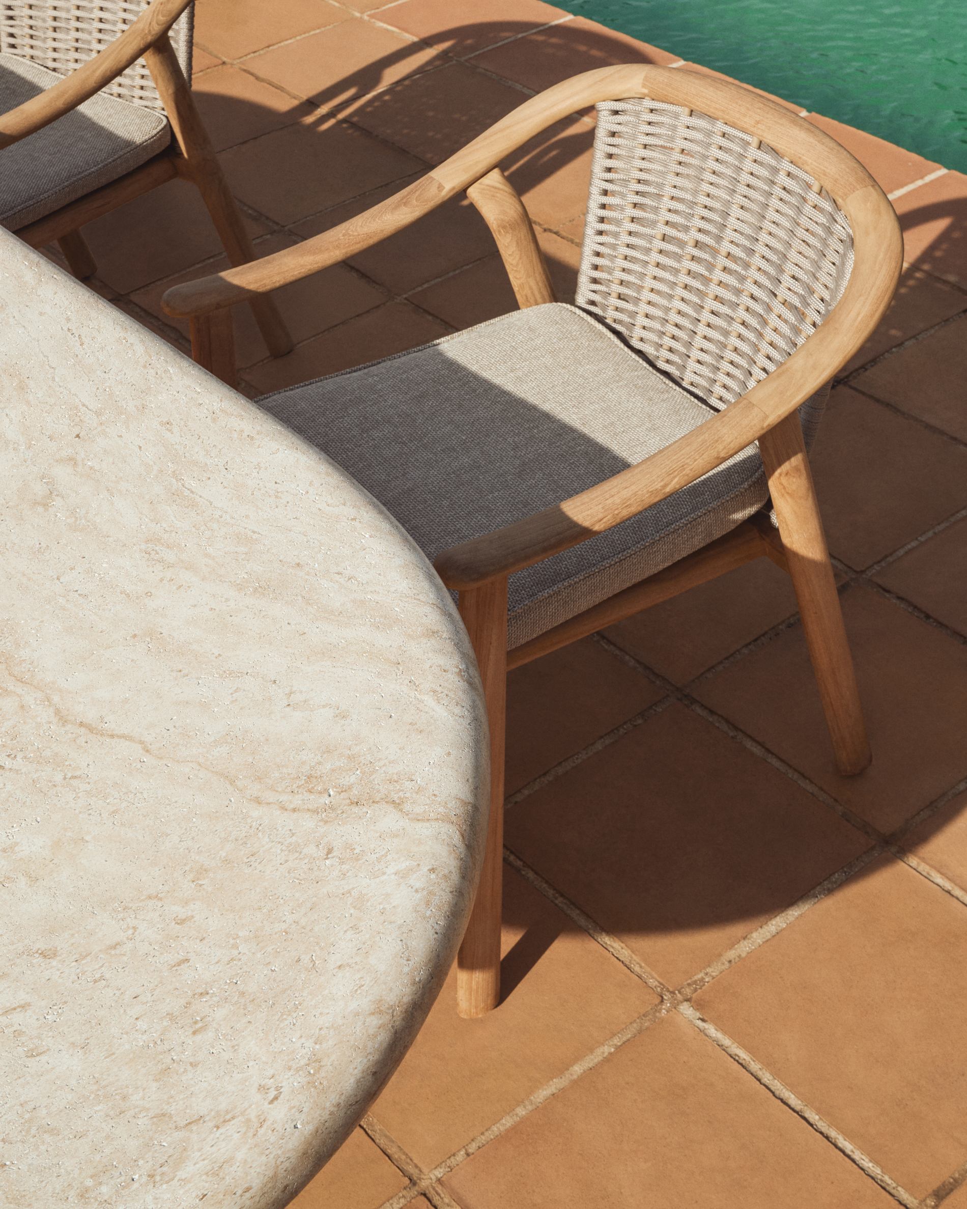 Gartenstuhl ELUNDA aus leichtem Teakholz