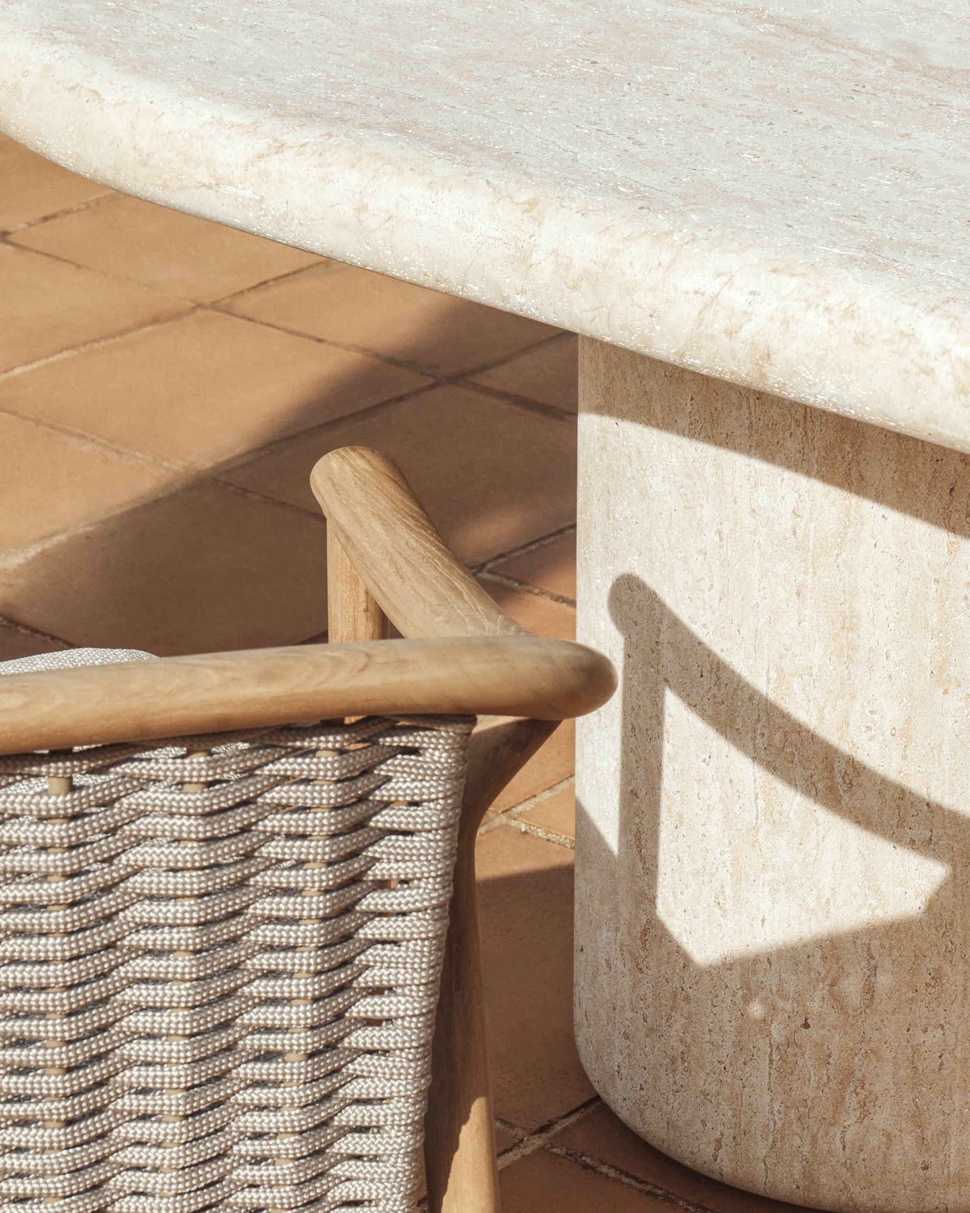 Gartenstuhl ELUNDA aus leichtem Teakholz