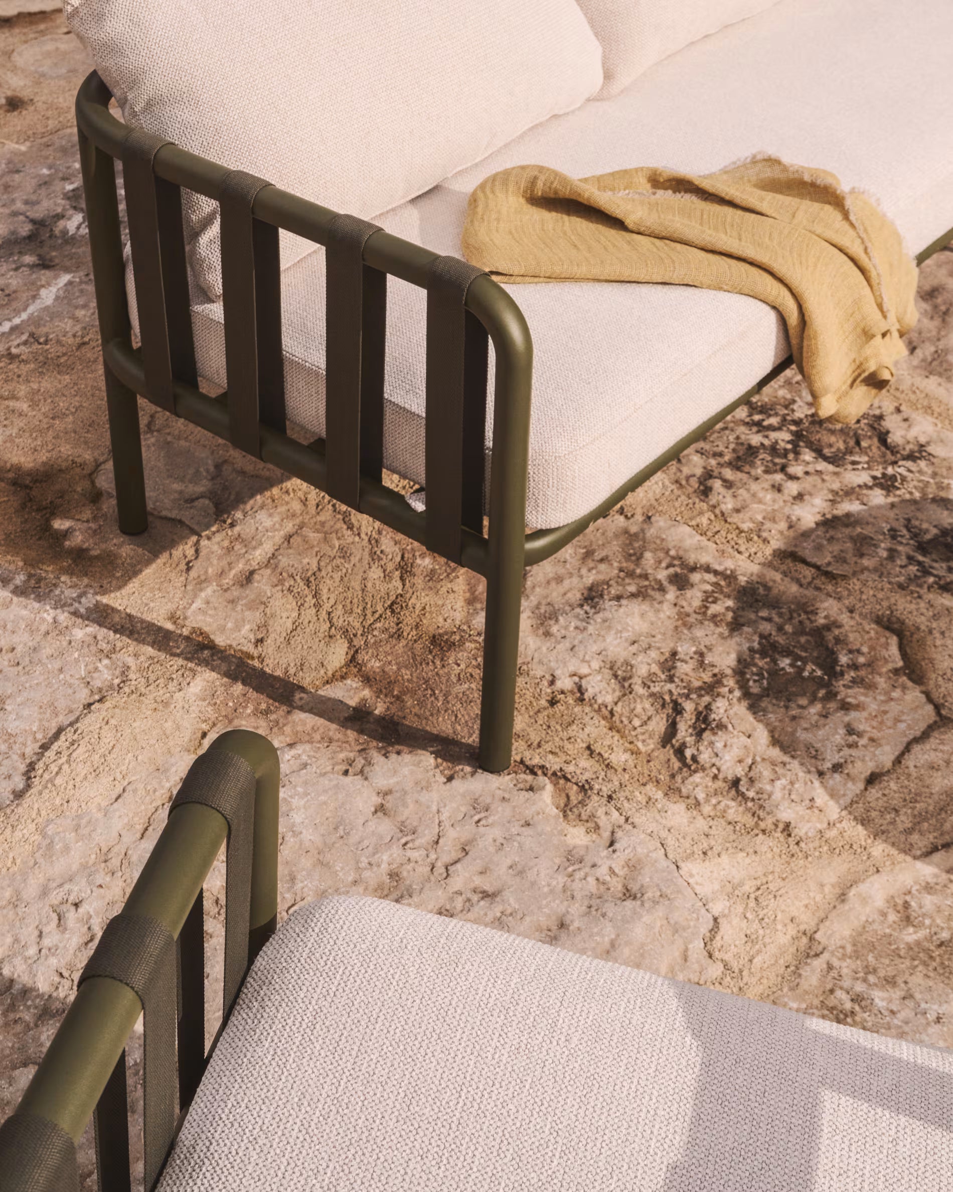 Gartenmöbelset OMALA in hellbeige mit grünem Untergestell