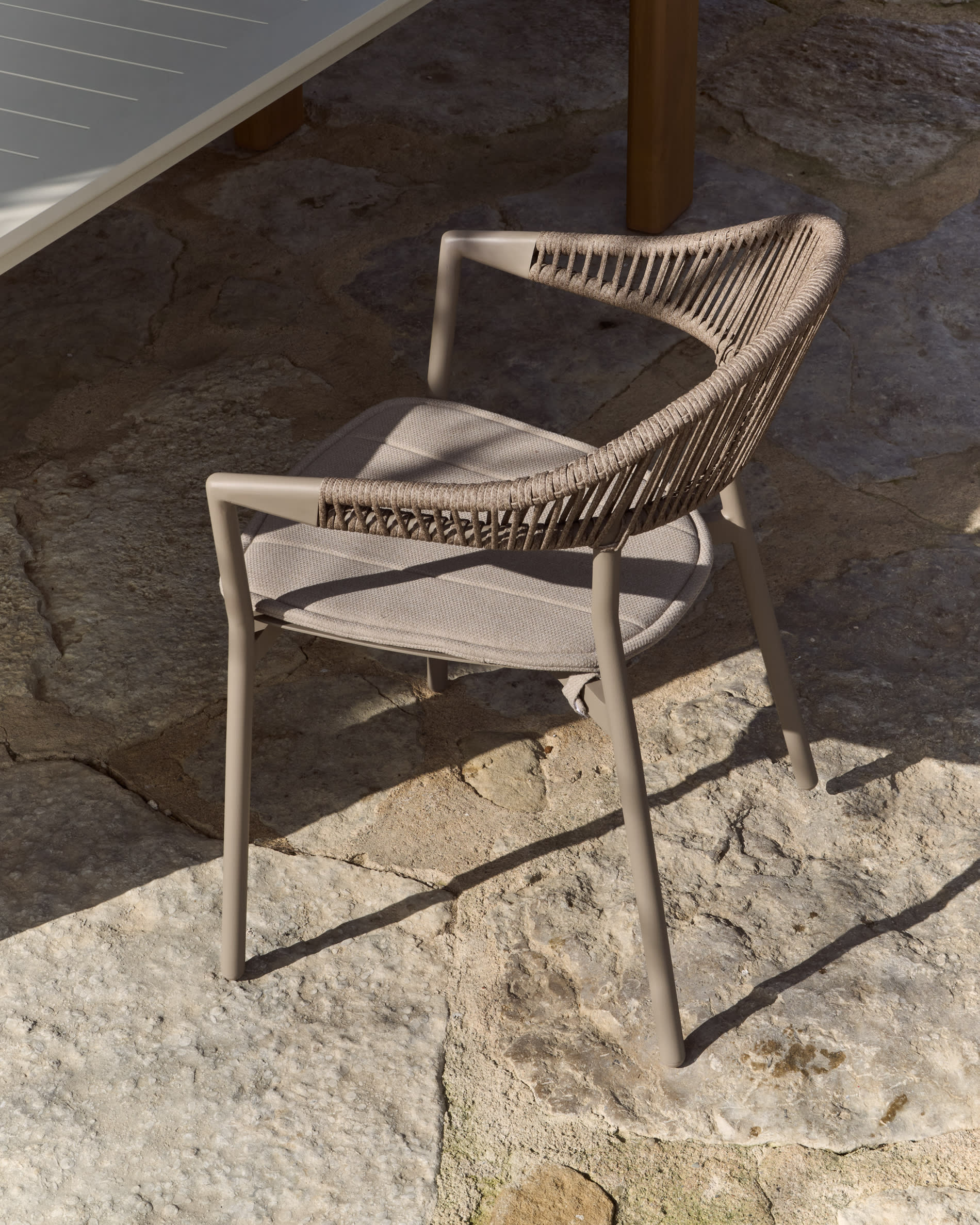 Krzesło ogrodowe ALIMIA taupe – Kave Home