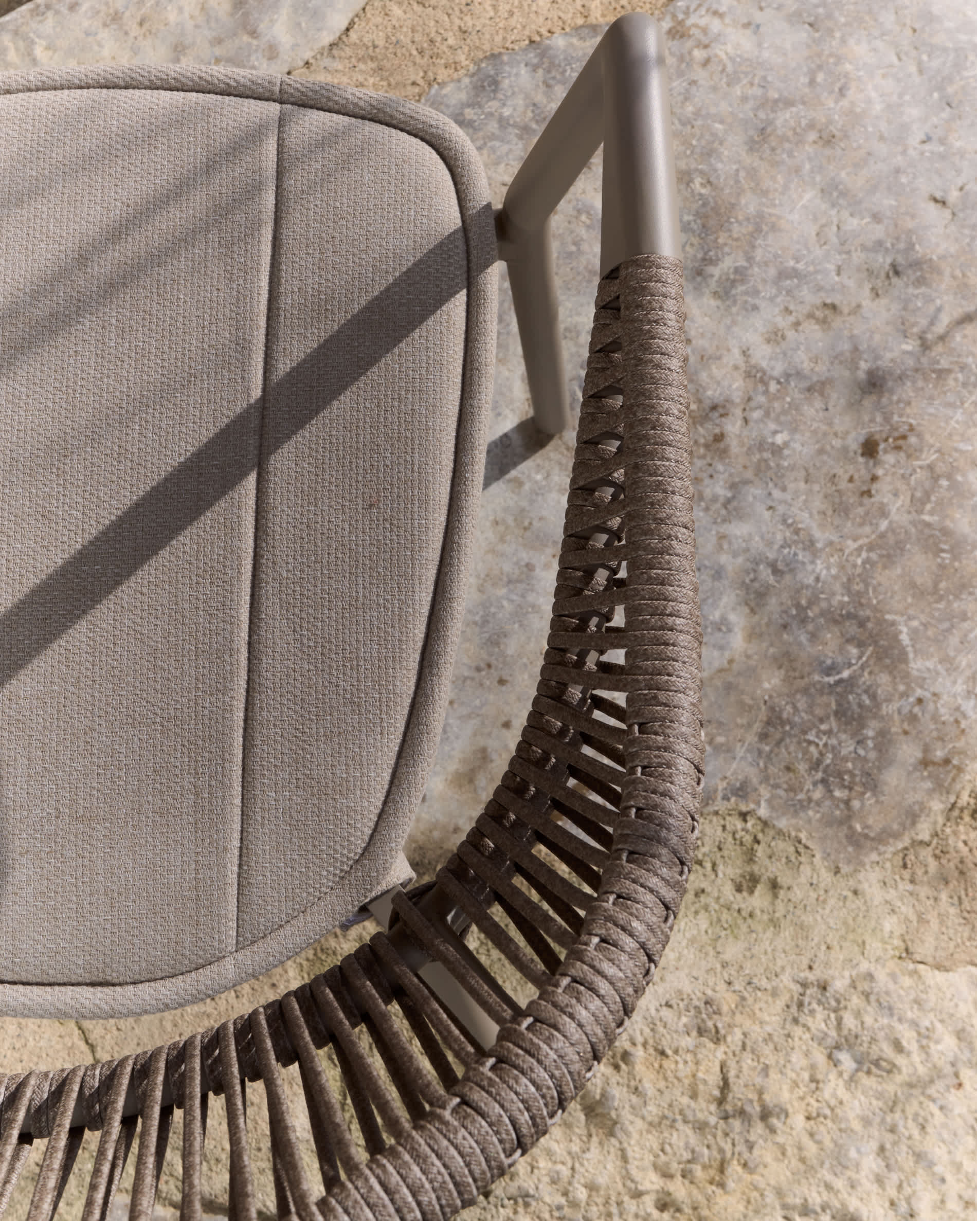 Krzesło ogrodowe ALIMIA taupe – Kave Home