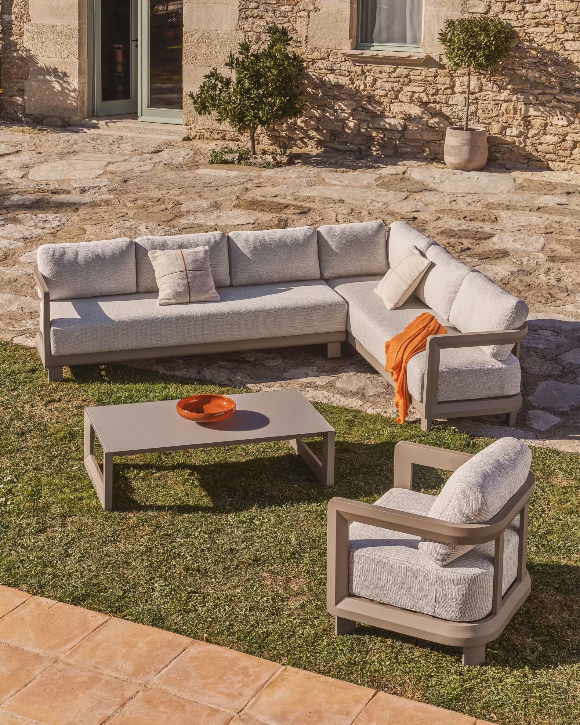 Gartenbank 3-sitzig NERANO hellbeige mit graubeigem Gestell