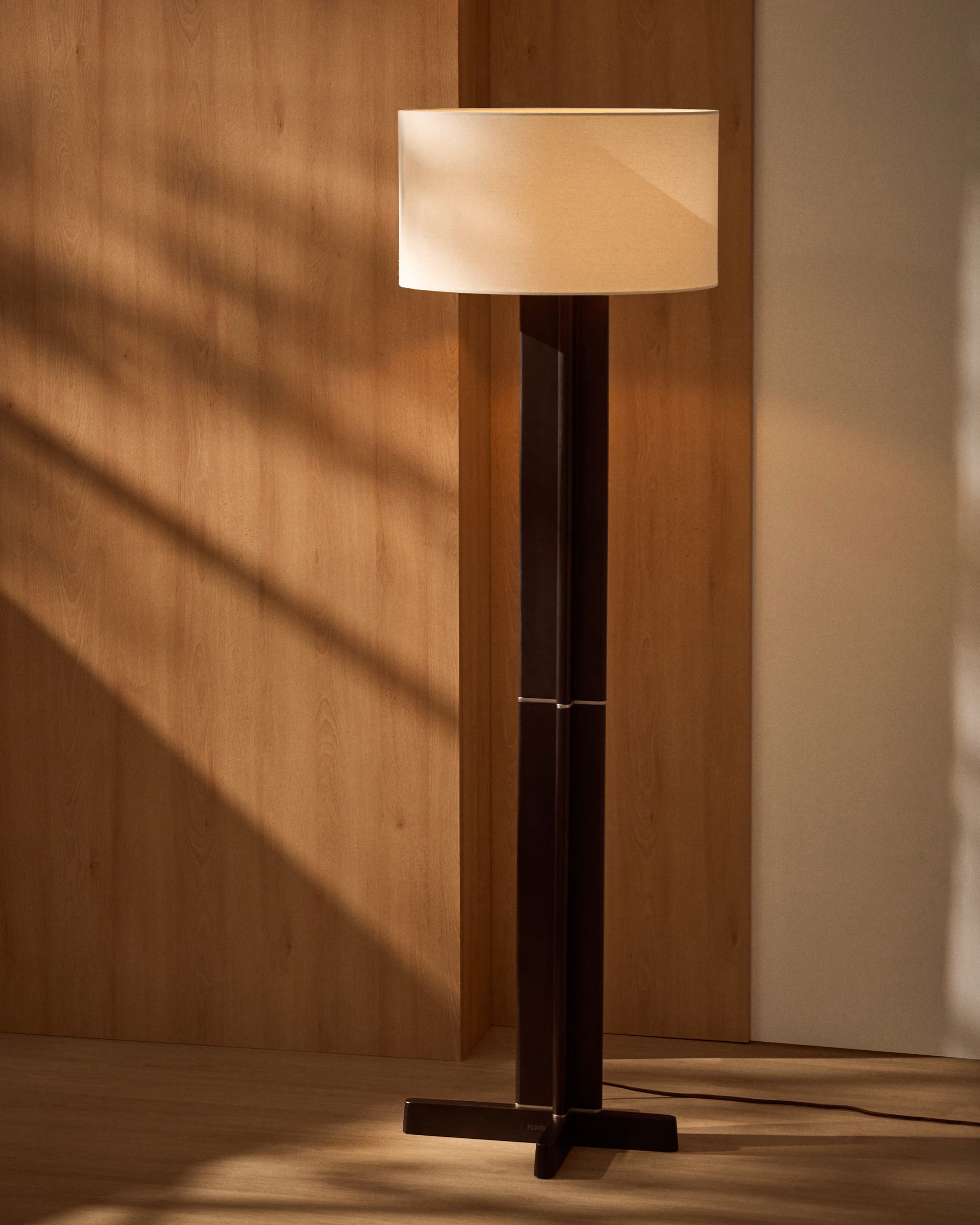 Stehlampe NIANI grau mit dunklem Holzfuß