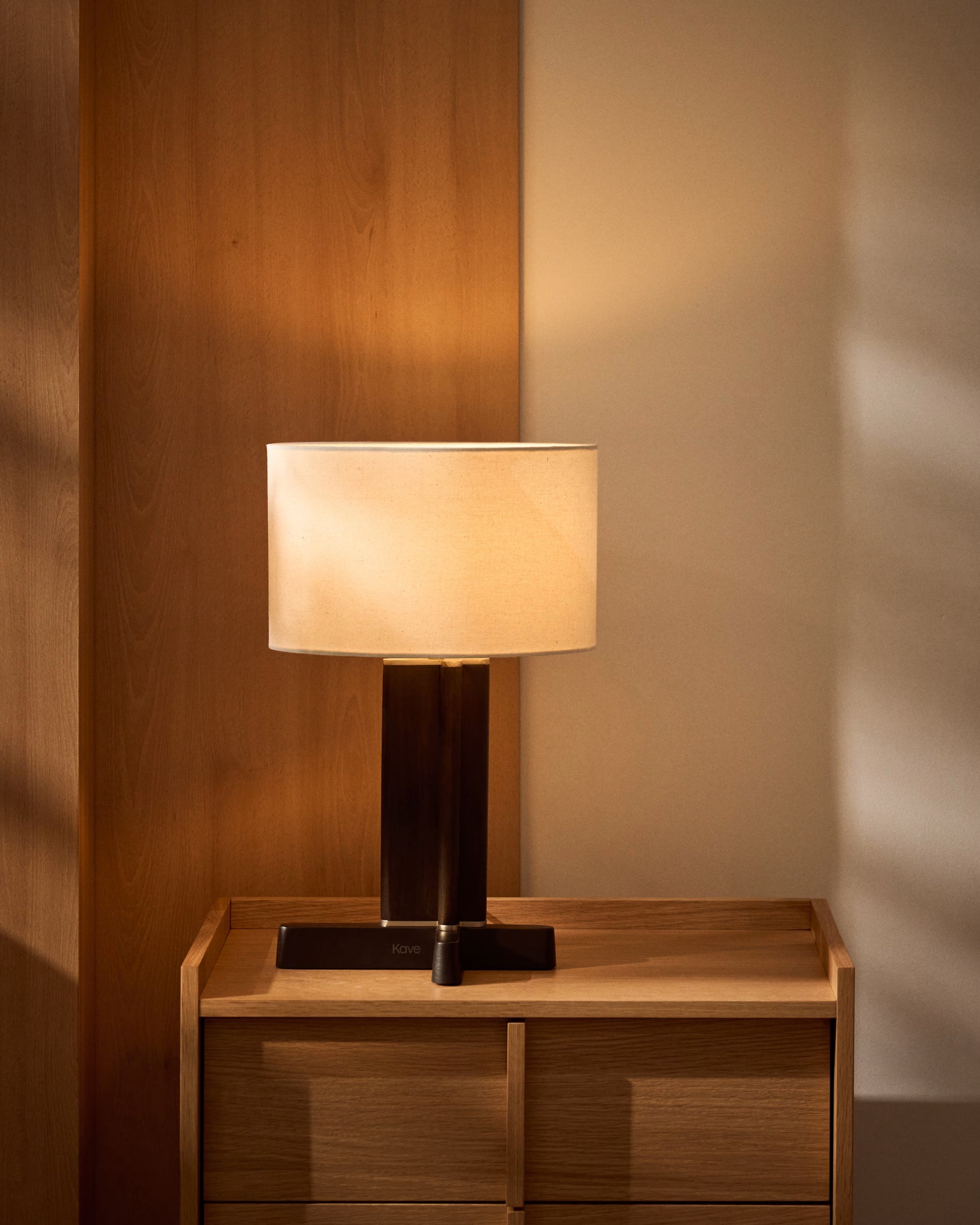 Tischlampe NIANI grau mit dunklem Holzfuß