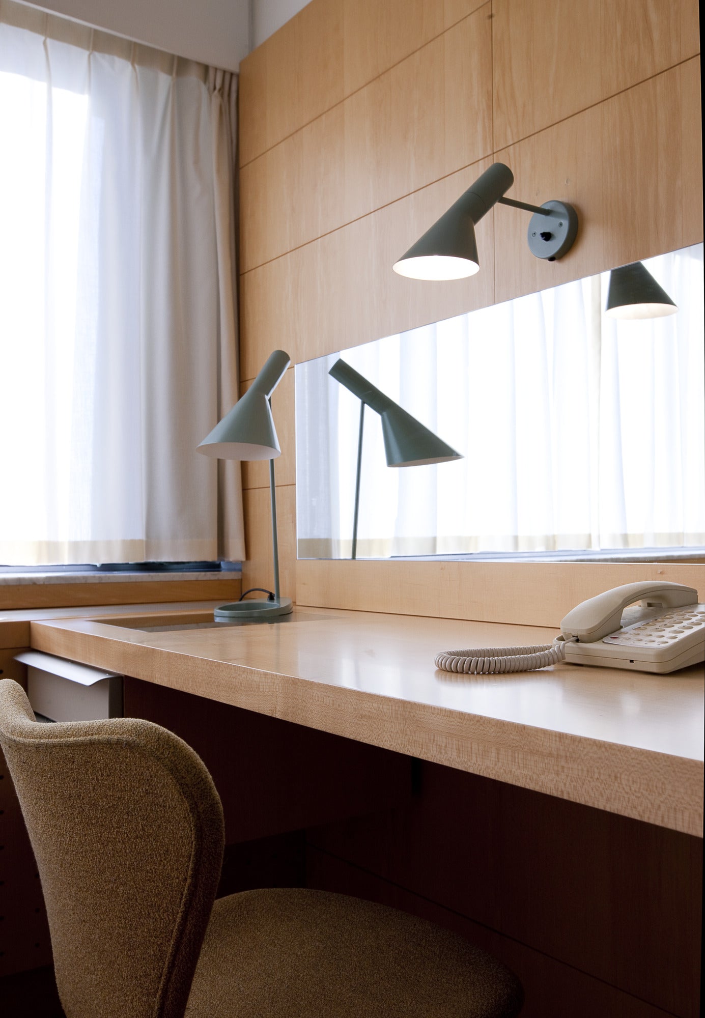 AJ Wall Lamp Warm Gray