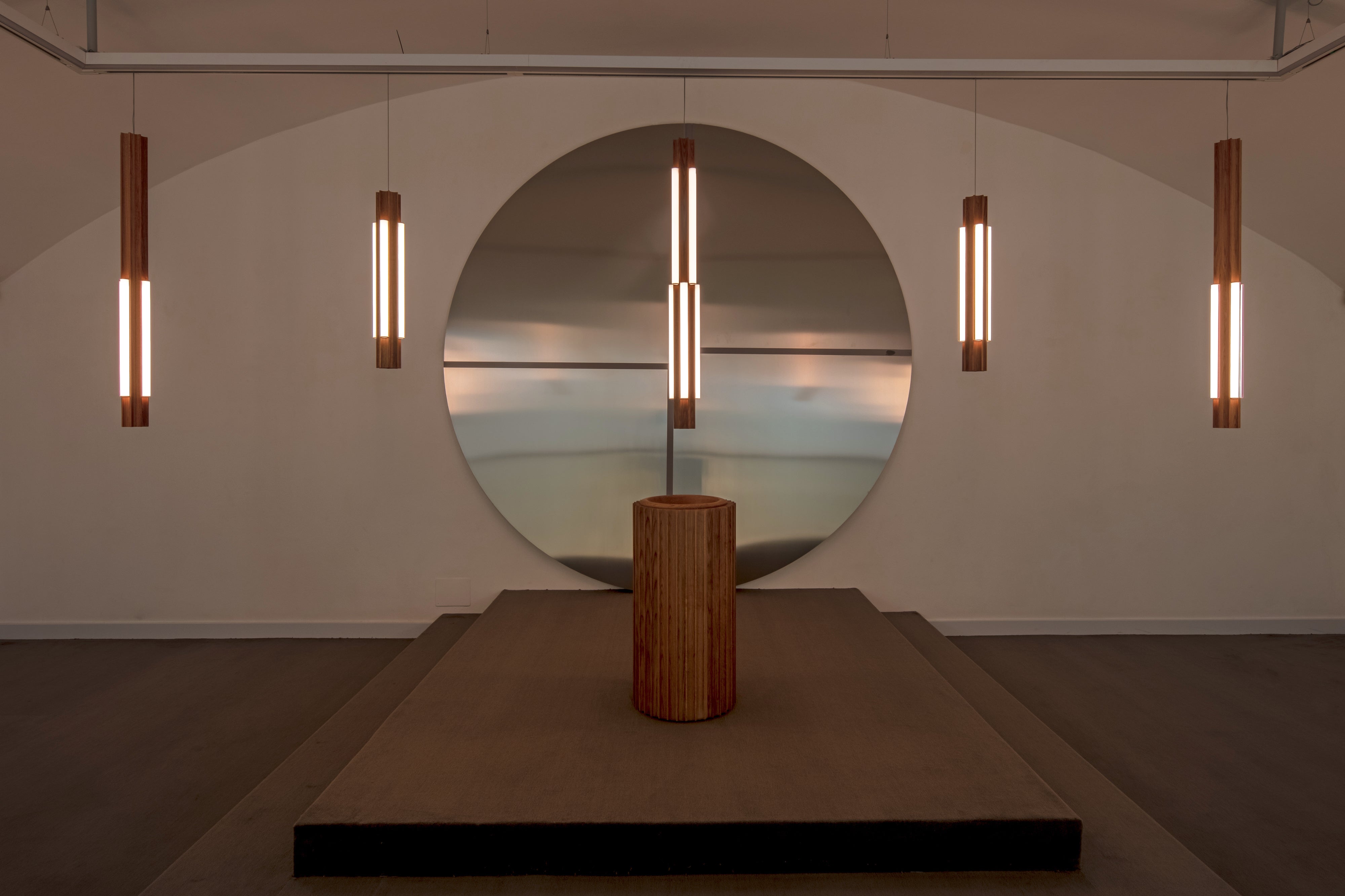 Wandlampe ALTAR aus Eichenholz mit messingfarbener Oberfläche