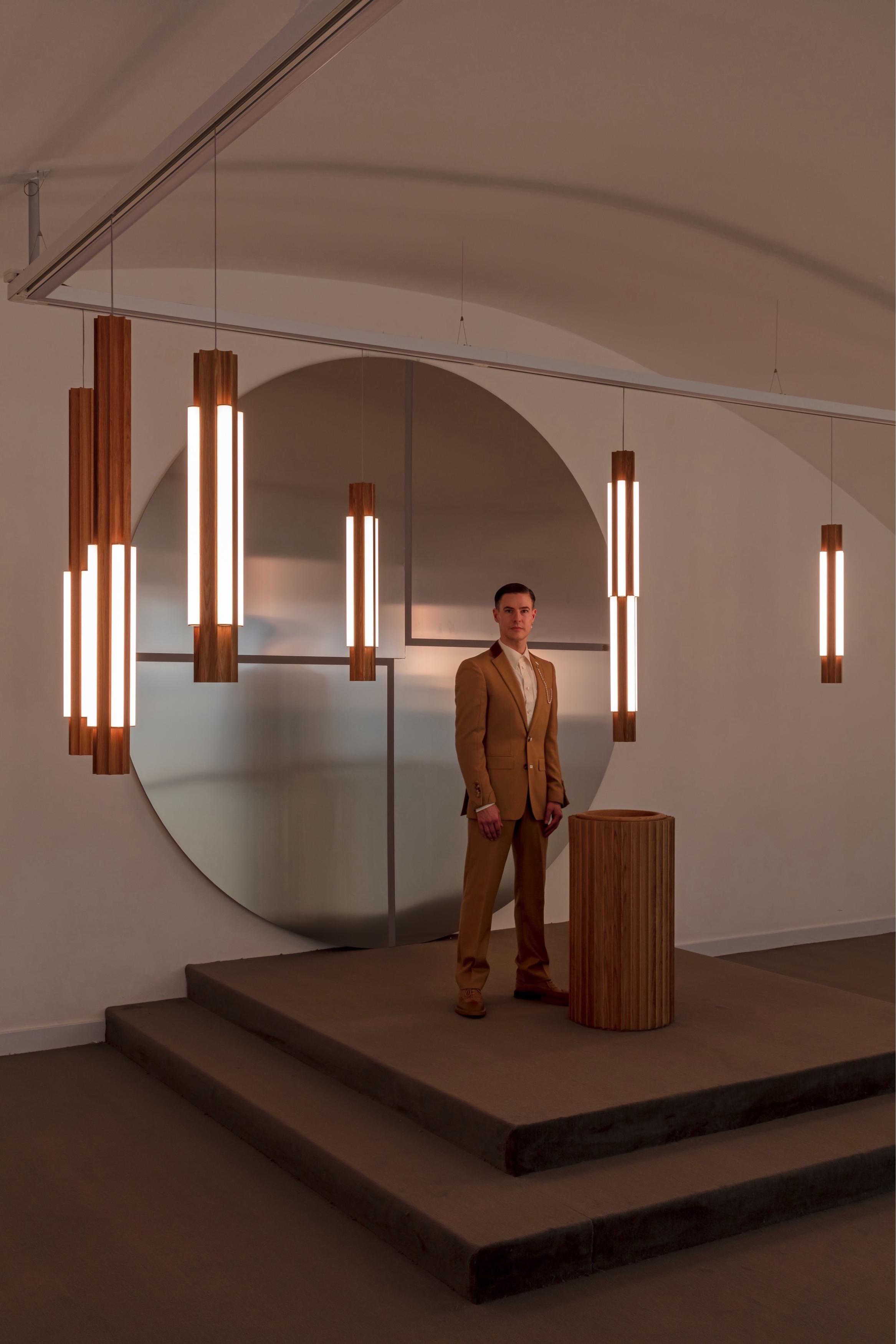 Wandlampe ALTAR aus Eichenholz mit messingfarbener Oberfläche