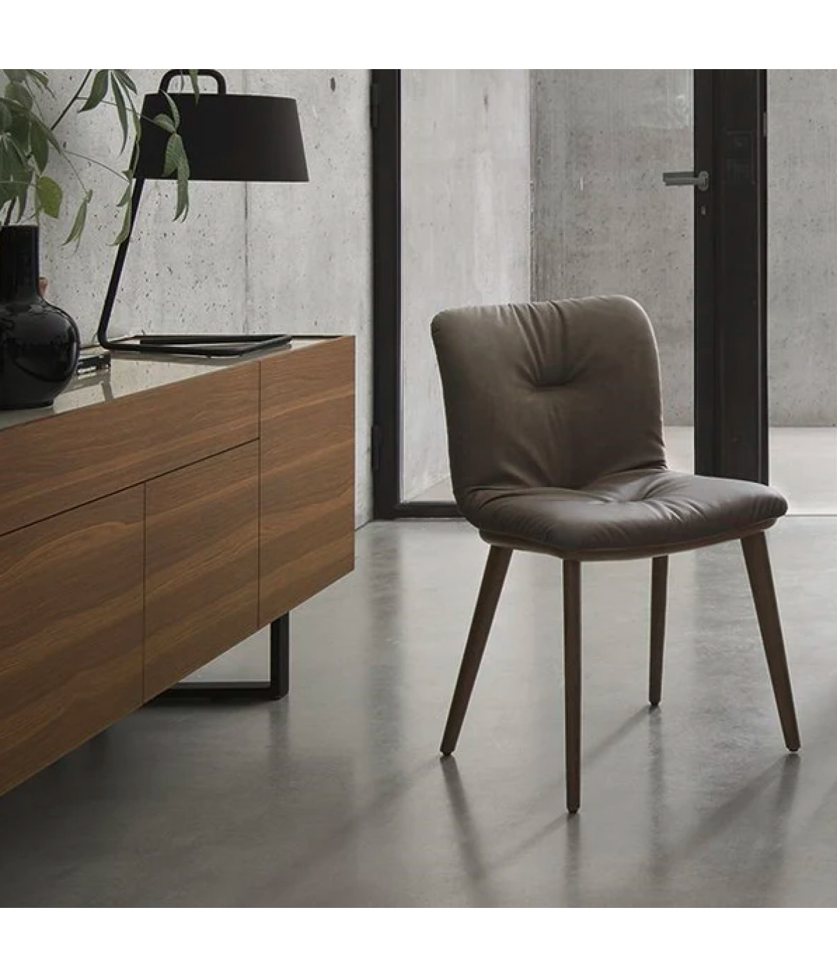 Sessel ANNIE SOFT gepolstert mit dunklem Holzgestell