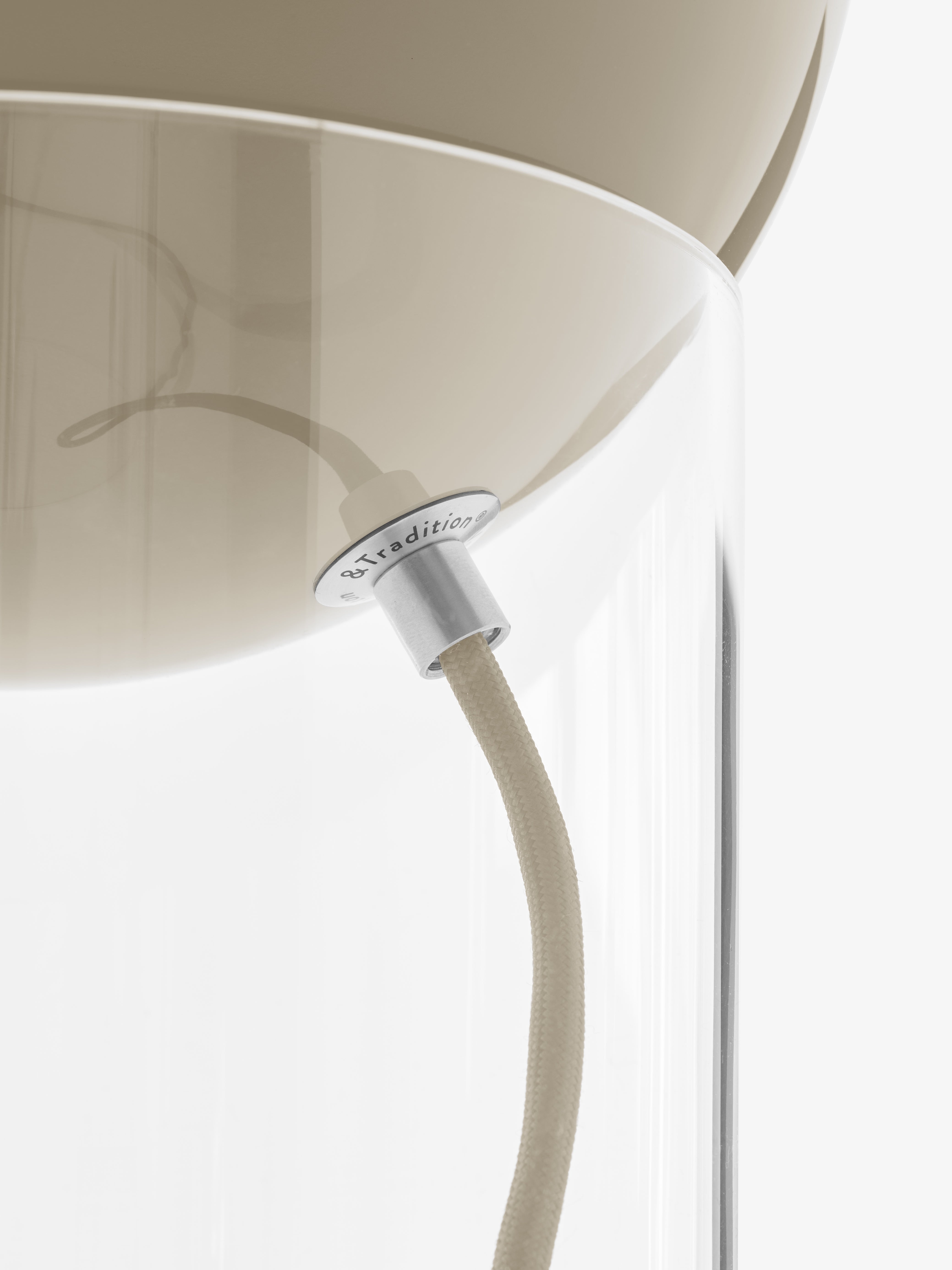 Tischlampe TOPAN mit graubeigem Schirm und transparenter Basis