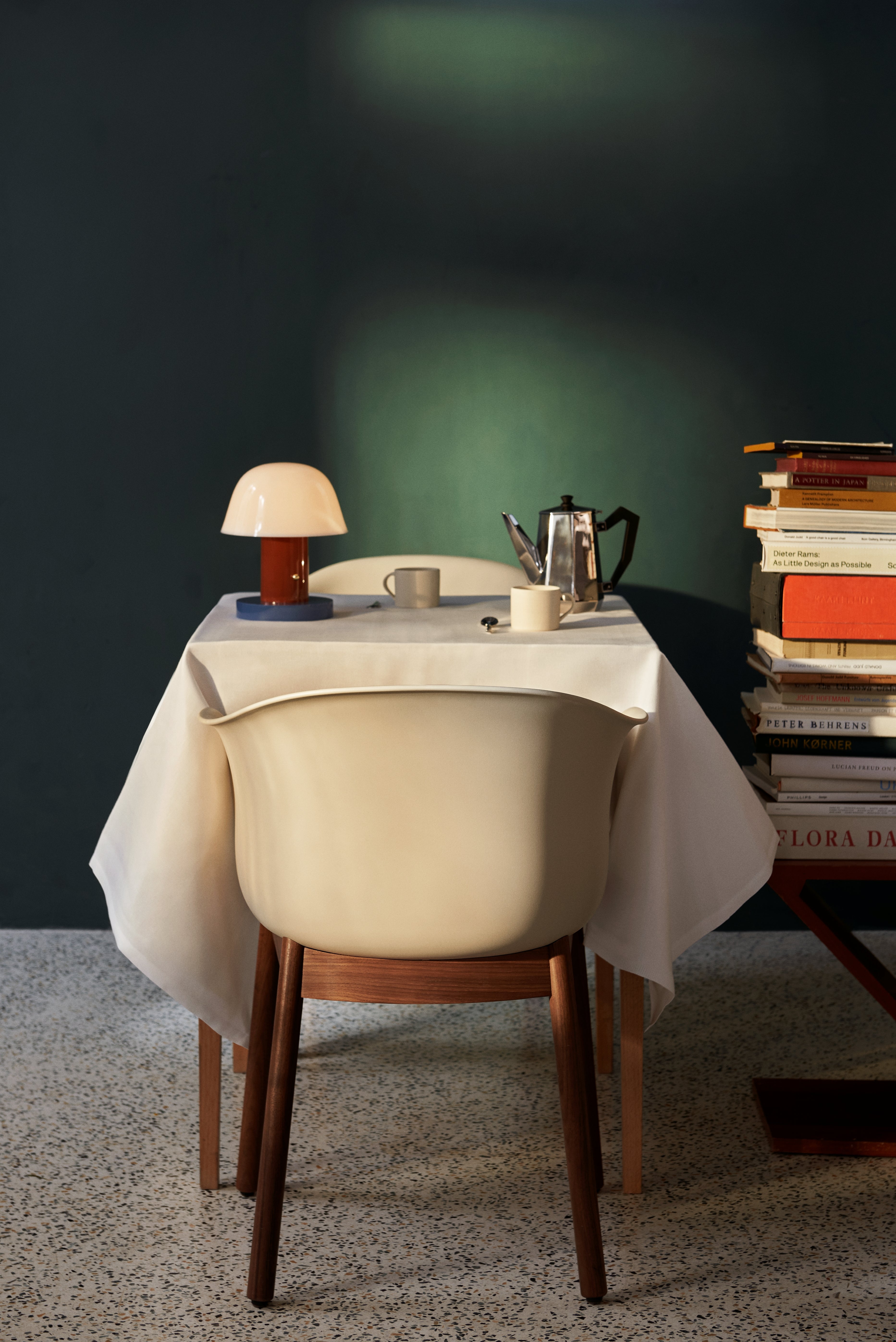 Tragbare Lampe SETAGO JH27 mit cremefarbenem Schirm und orange-blauem Fuß.
