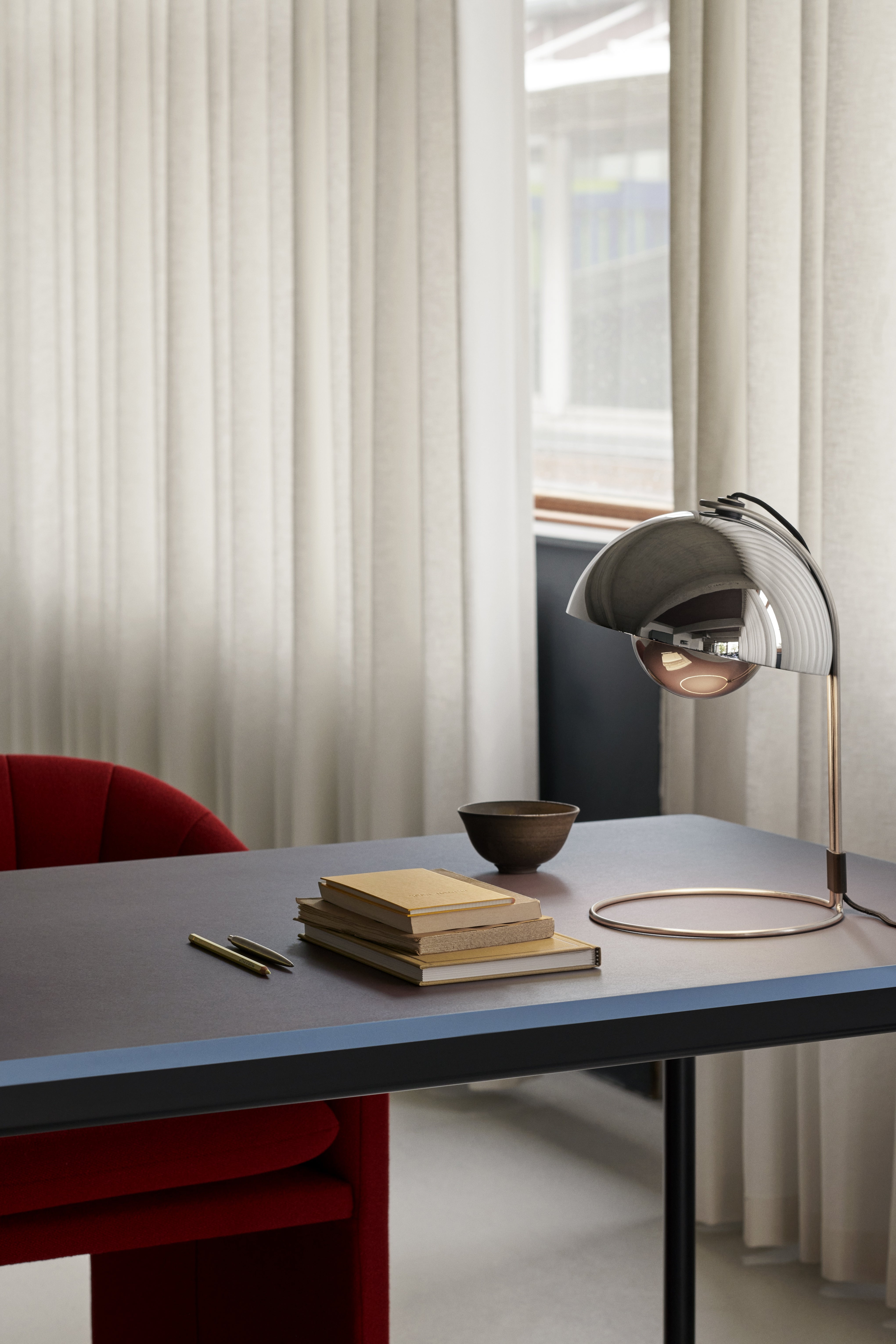 Lampa stołowa FLOWERPOT VP4 ciemna śliwka