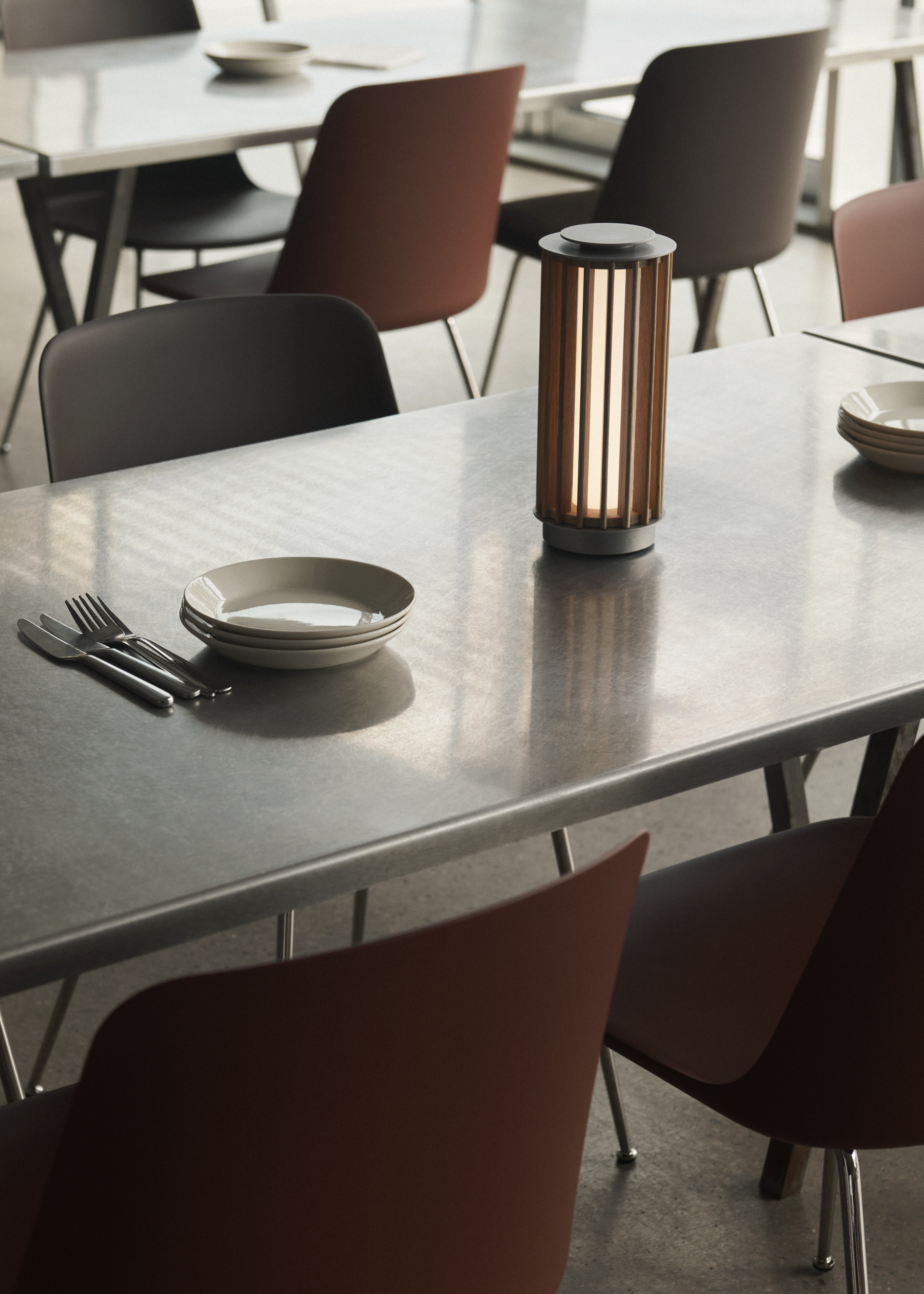 Tragbare Lampe NUMBRA TY3 aus Aluminium mit Eichenholz.