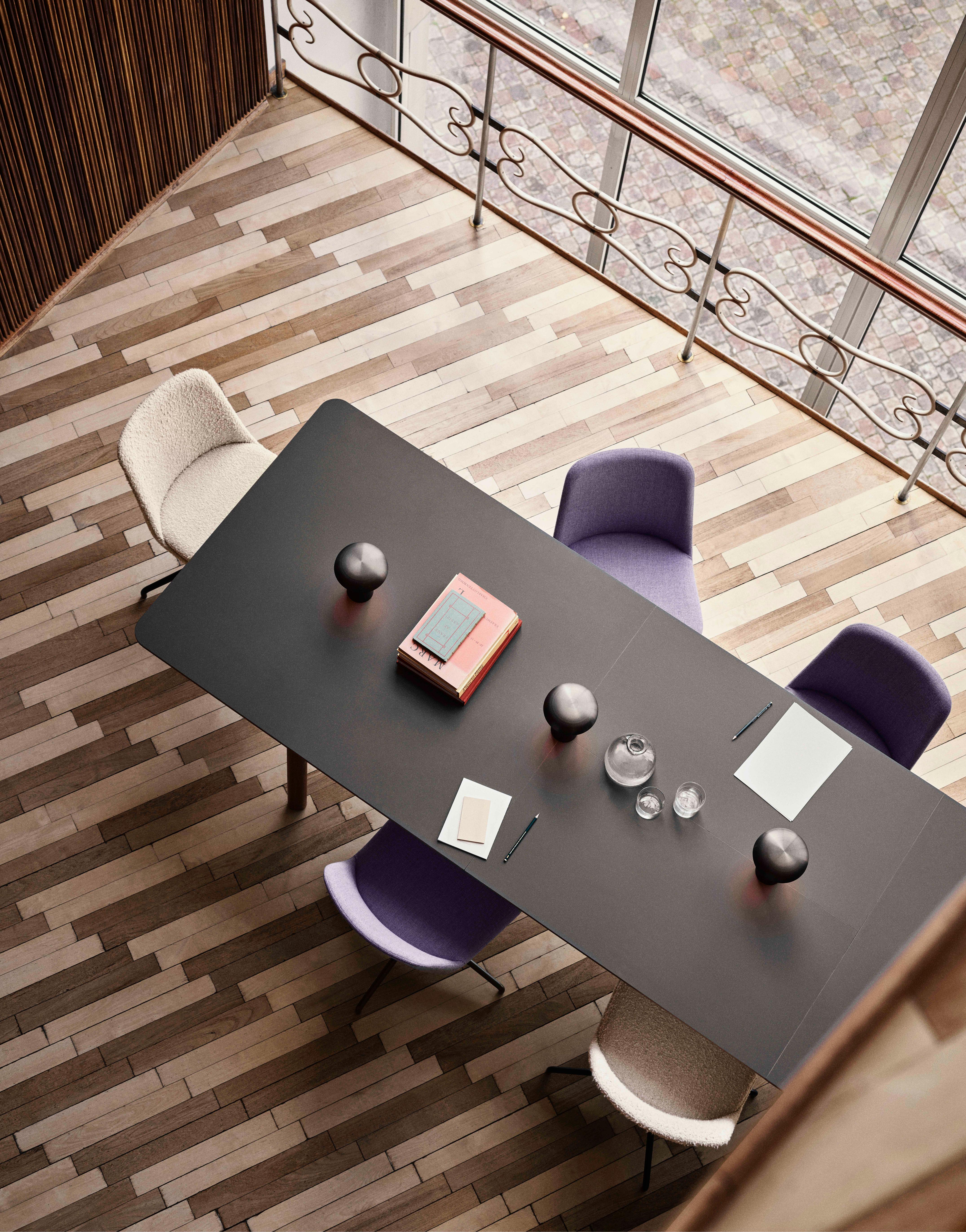 Ausziehbarer Tisch PATCH mit brauner Laminatplatte und Nussbaumfuß