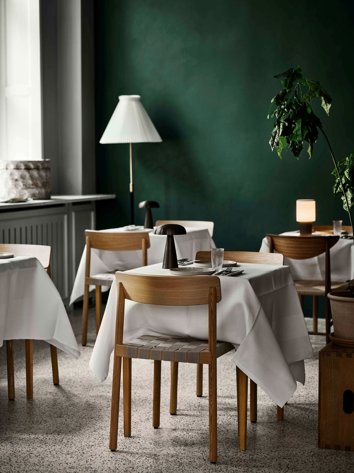 Stuhl BETTY TK1 mit beigem gewebtem Sitz und lackierter Eiche