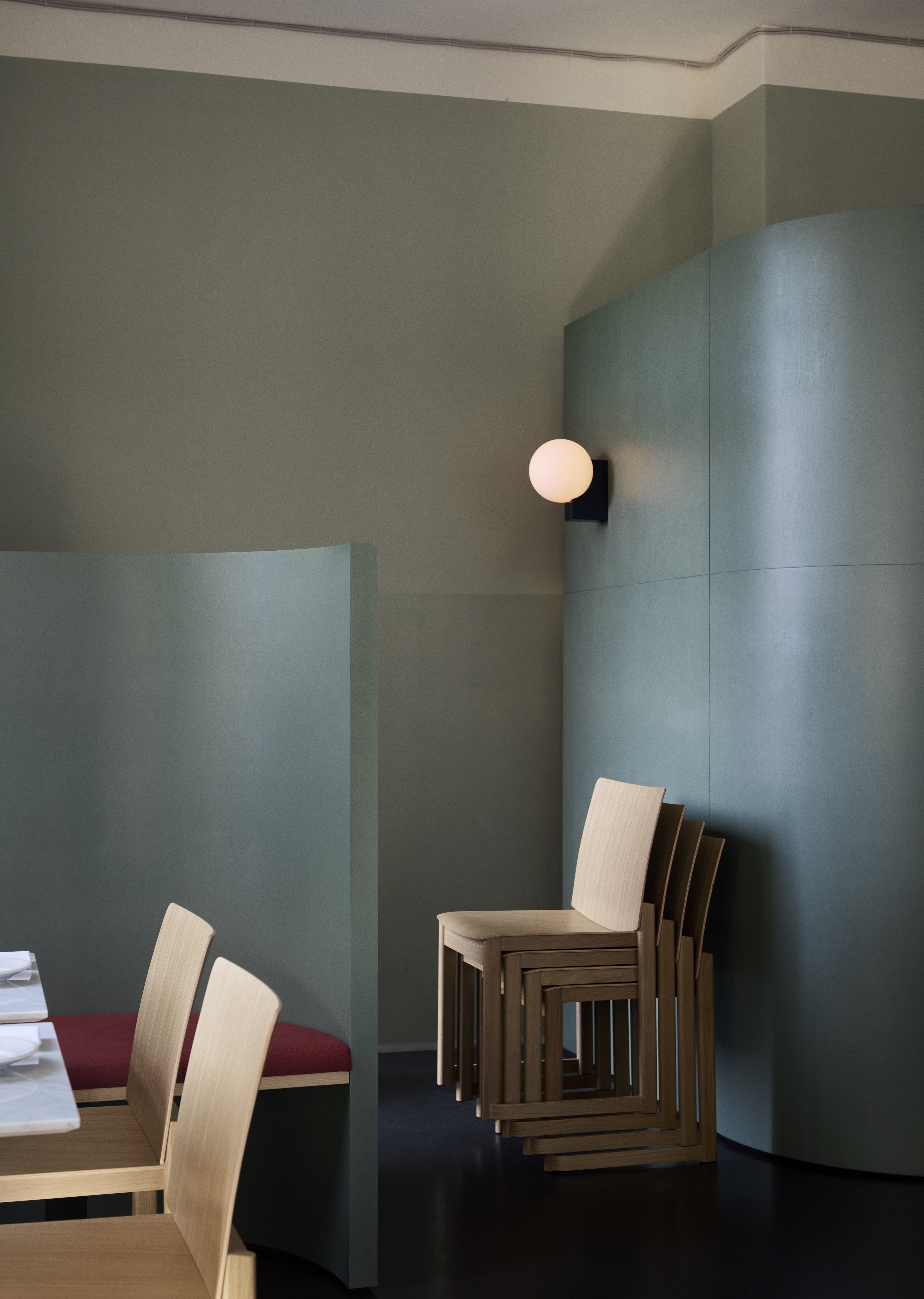 Wandlampe JOURNEY SH2 mit gläsernem Schirm und schwarzem Sockel