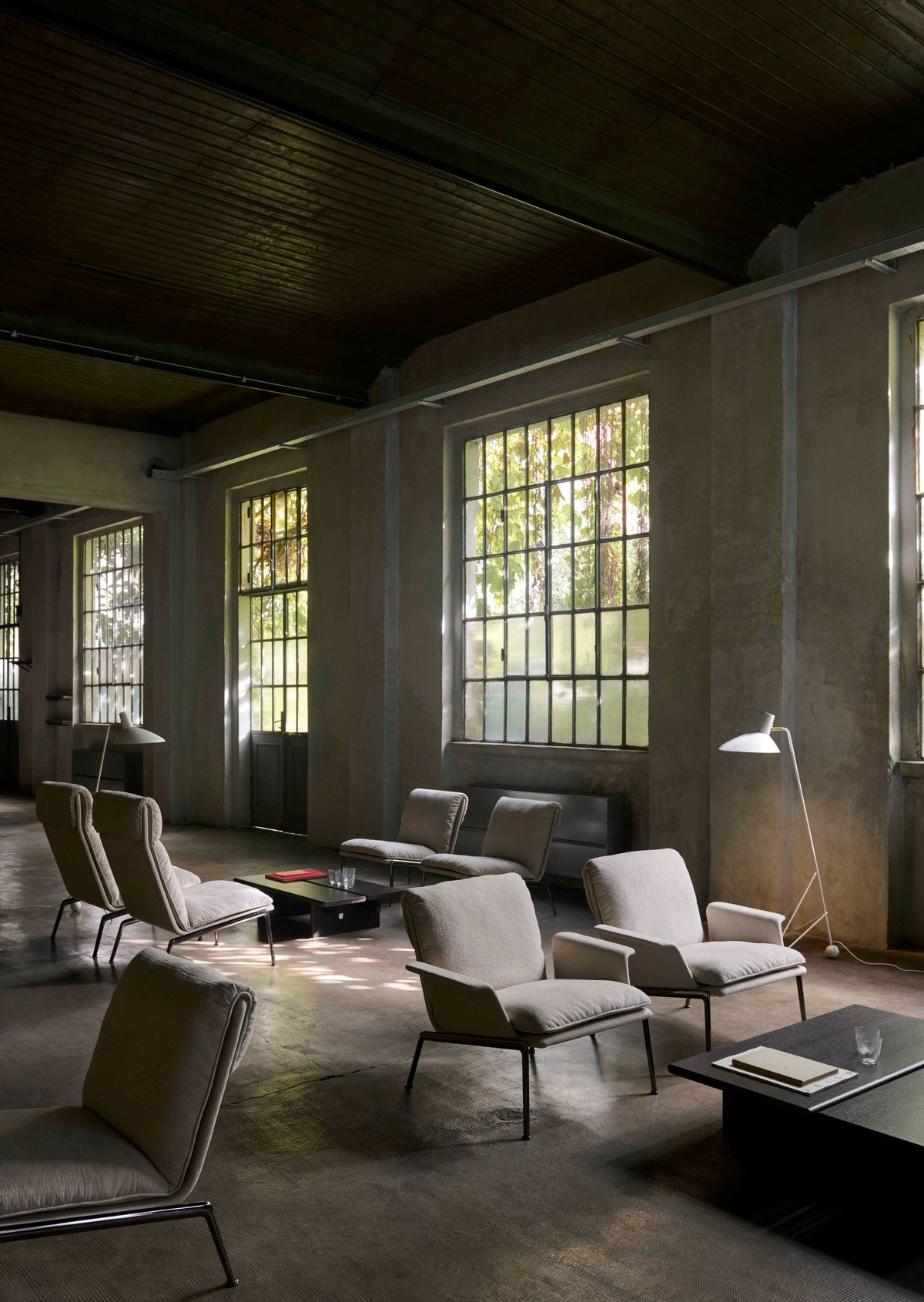 Sessel MUNO LN18 gepolstert mit dunklem Aluminiumgestell