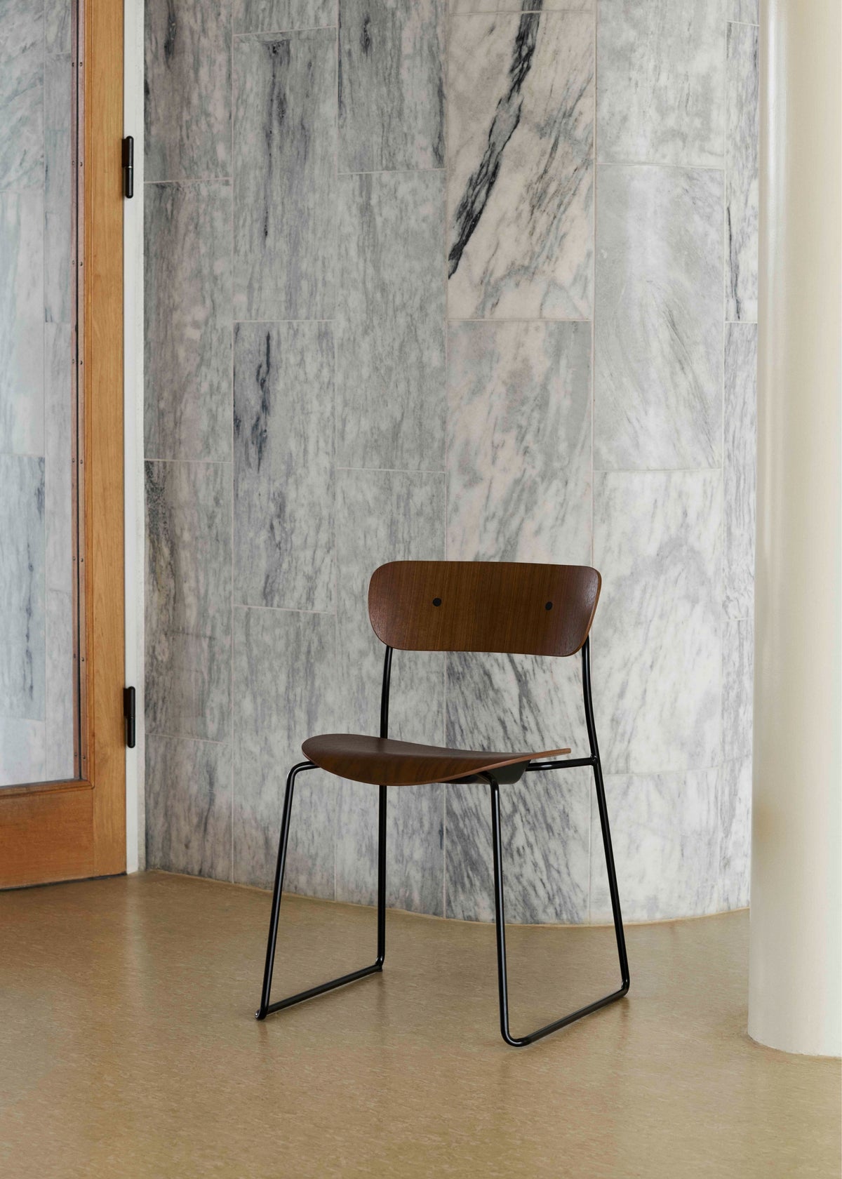 Stuhl PAVILION AV51 lackierte Nuss mit schwarzem Gestell