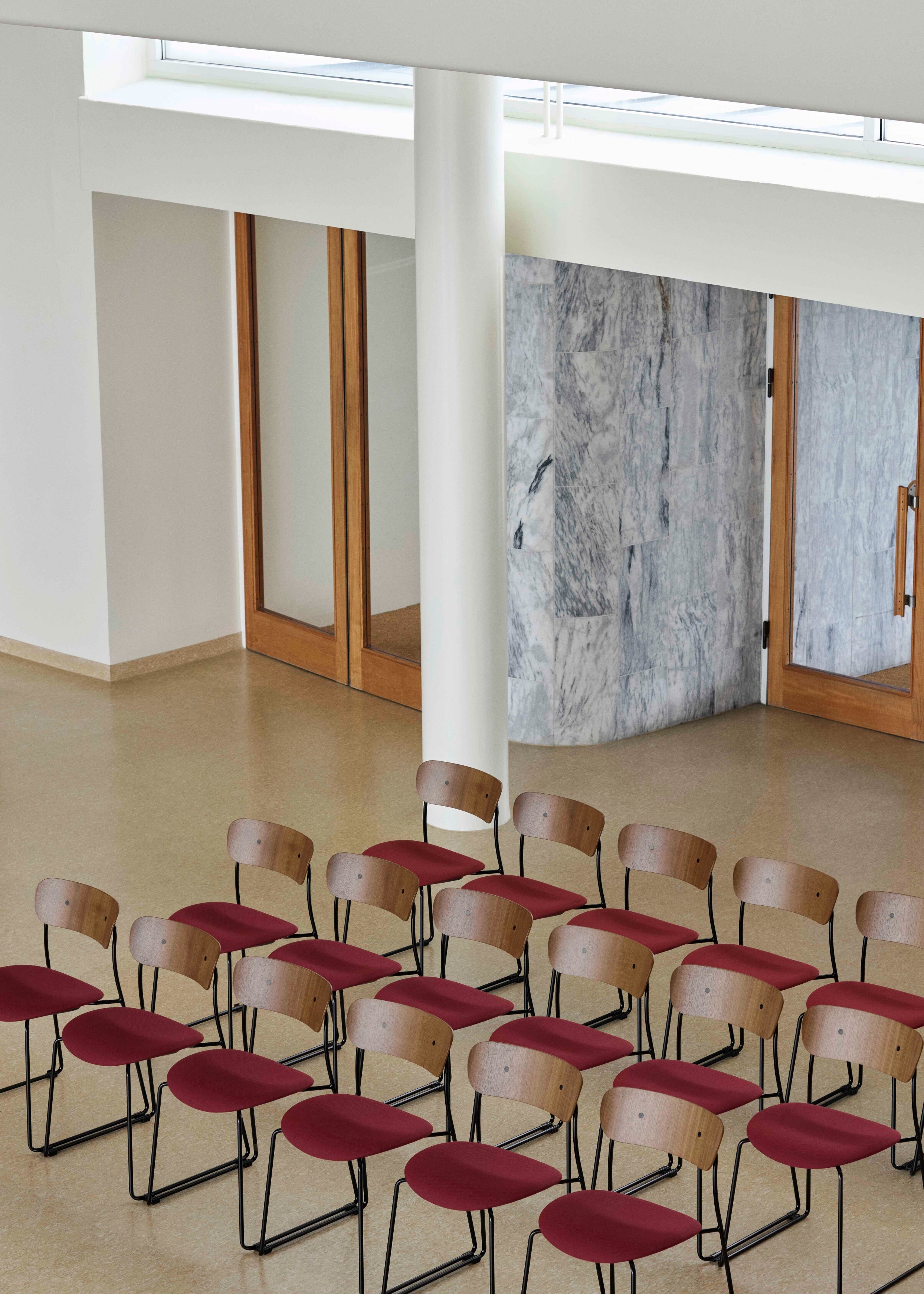 Sessel mit Armlehnen PAVILION AV5 lackierte Eiche mit schwarzem Gestell
