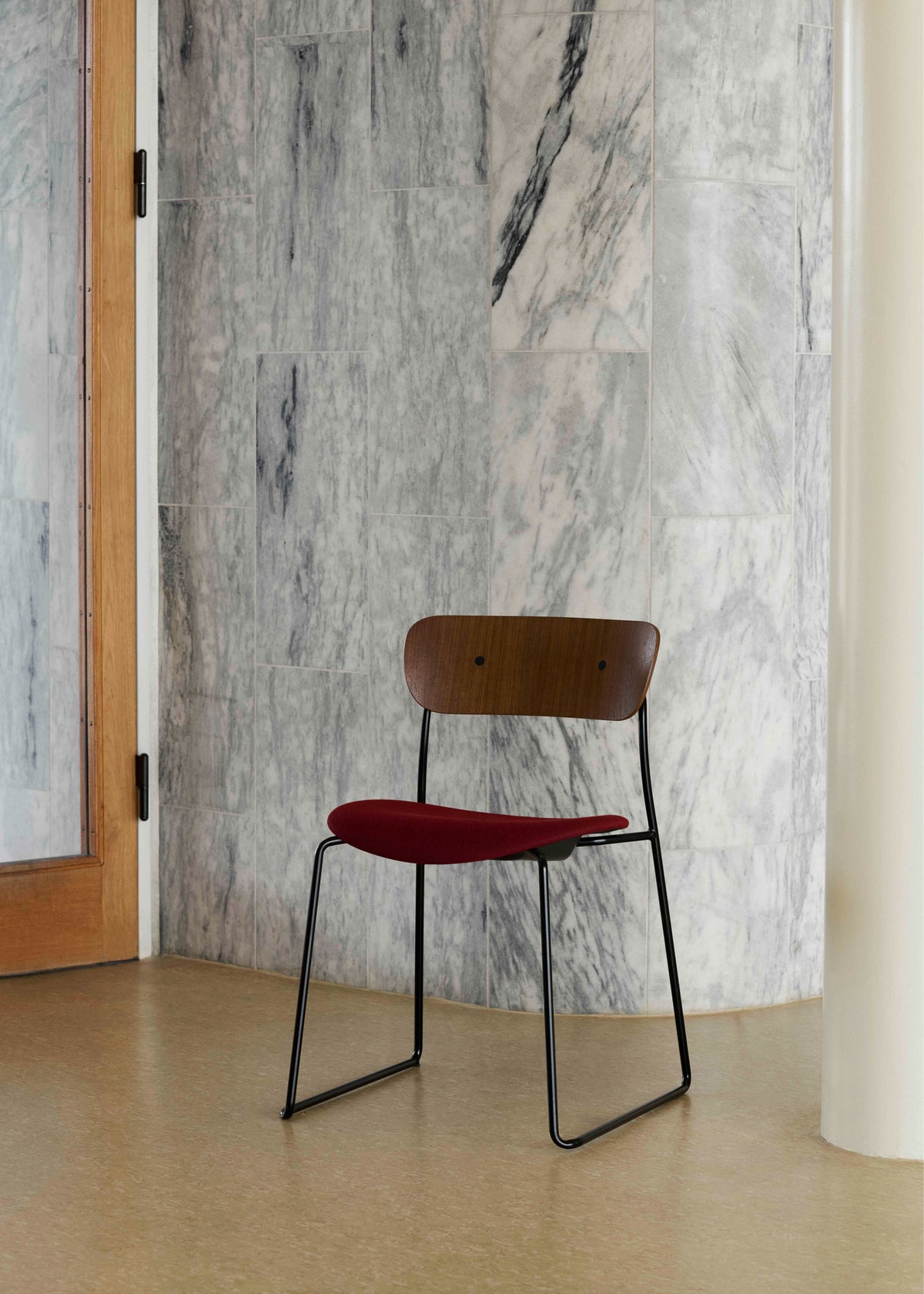 Stuhl PAVILION AV52 schwarzer lackierter Eiche mit gepolstertem Sitz und schwarzem Gestell