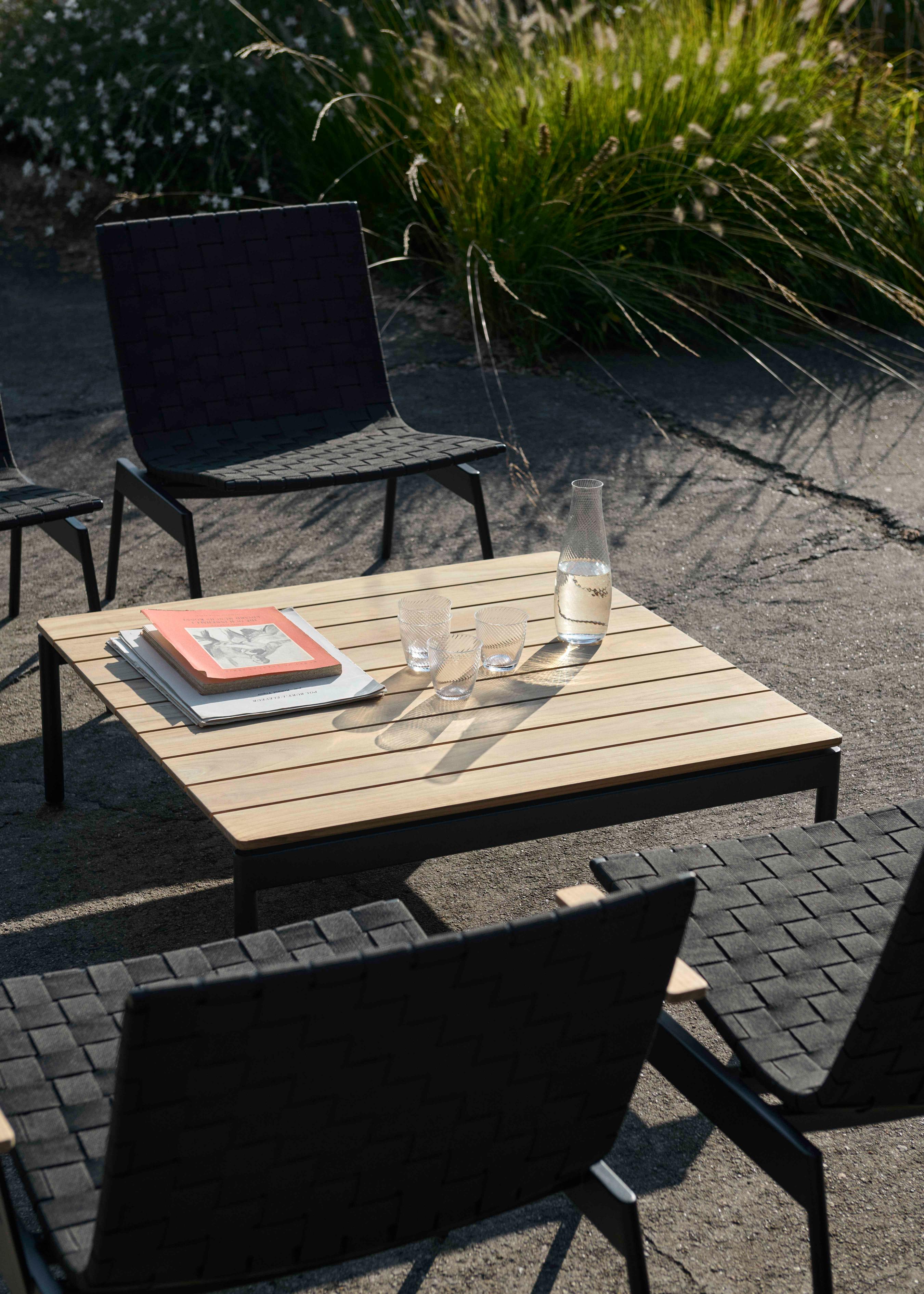 Couchtisch für den Außenbereich VILLE AV50 aus Teakholz mit schwarzem Gestell