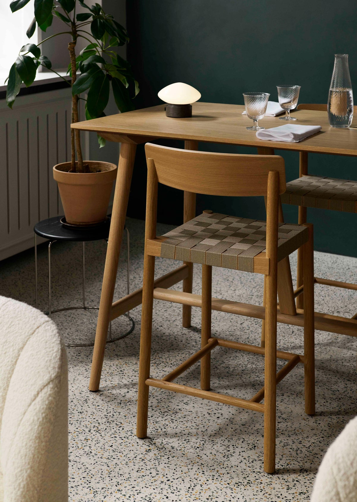 Hocker BETTY mit beigem, gewebtem Sitz aus rauchgeöltem Eichenholz