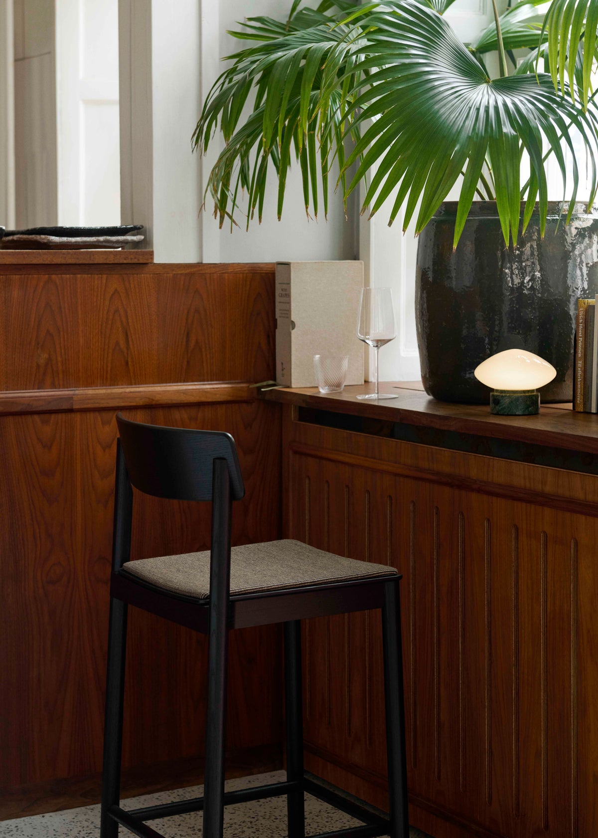 Hocker BETTY schwarzes lackiertes Eschenholz mit gepolsterter Sitzfläche