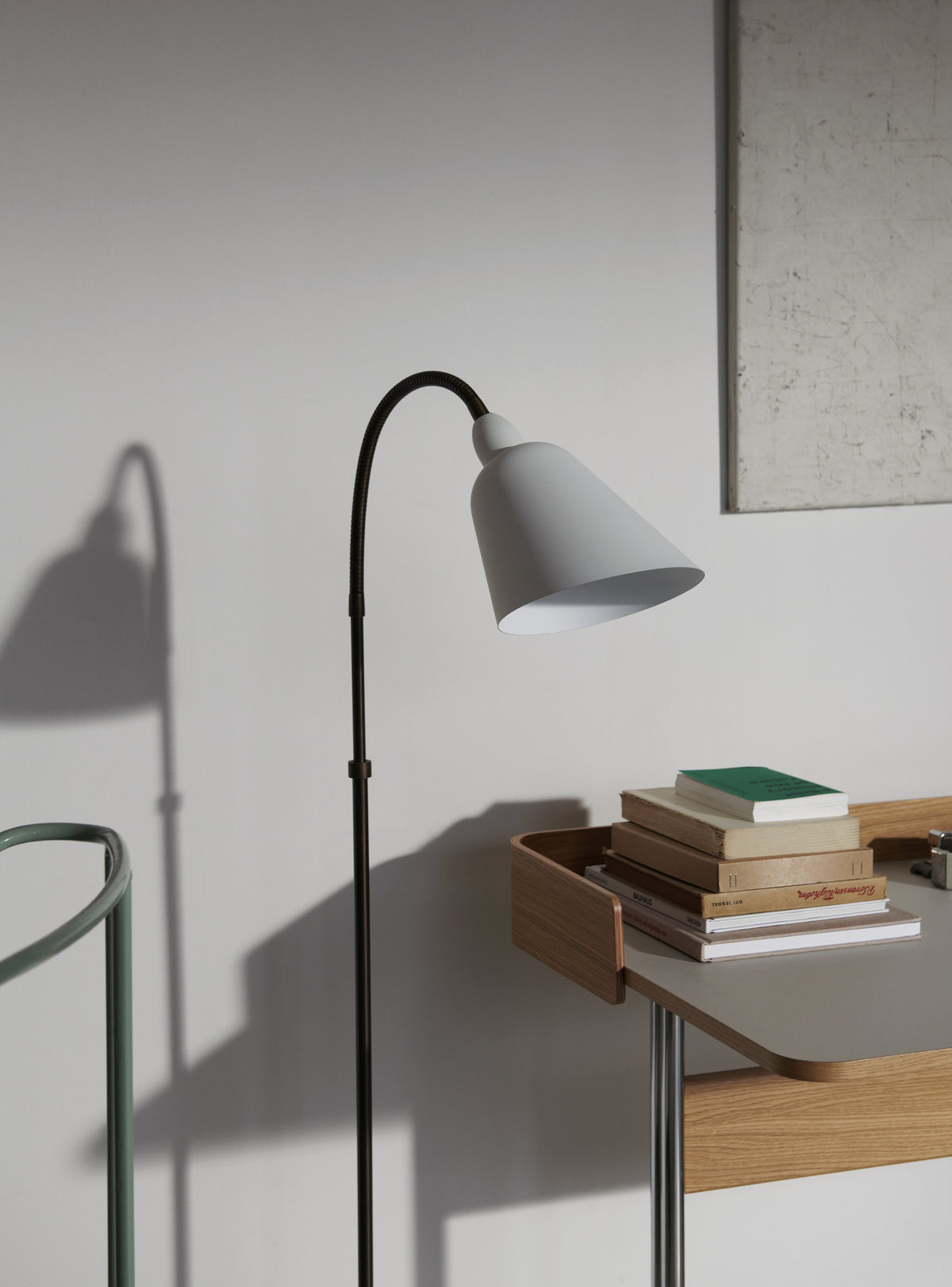 Stehlampe BELLEVUE AJ7 weiß mit brüniertem Messingfuß