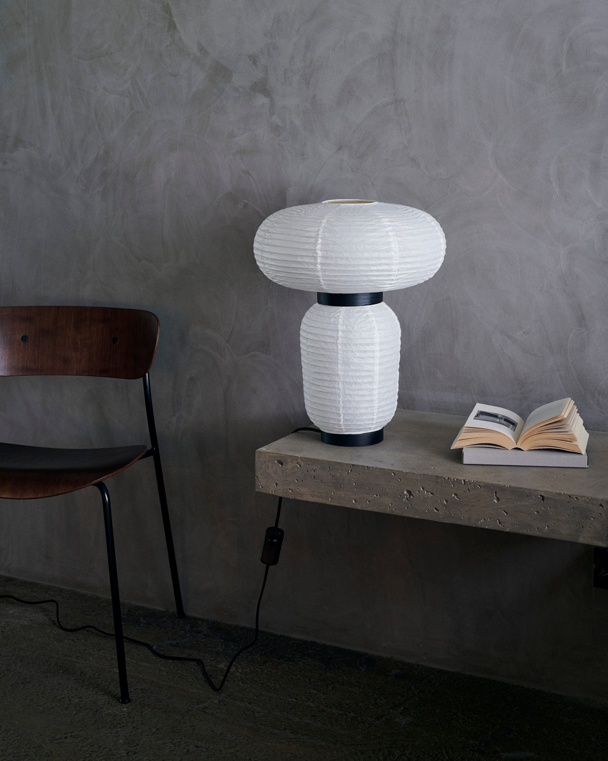 Tischlampe FORMAKAMI JH18 mit weißem Papierschirm und schwarzem Eichenfinish
