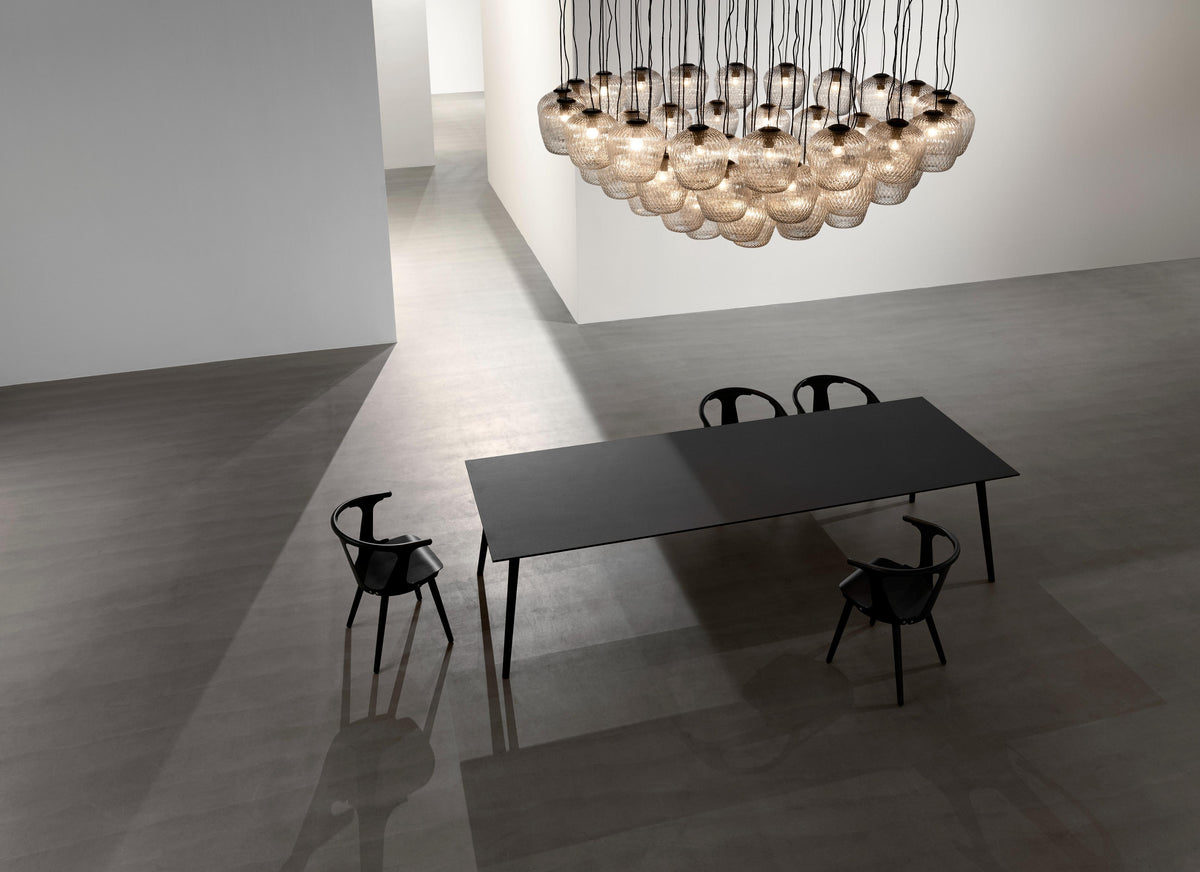 Tisch IN BETWEEN schwarz lackierte Eiche