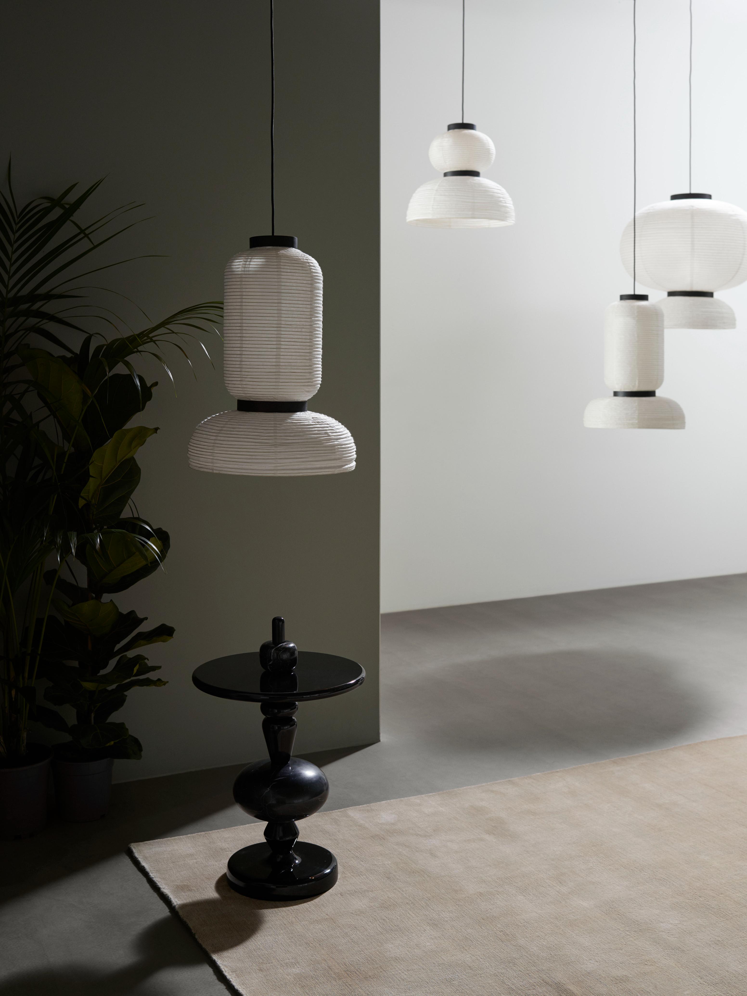 Hängelampe FORMAKAMI JH4 mit weißem Papier-Schirm und schwarzem Eichen-Finish