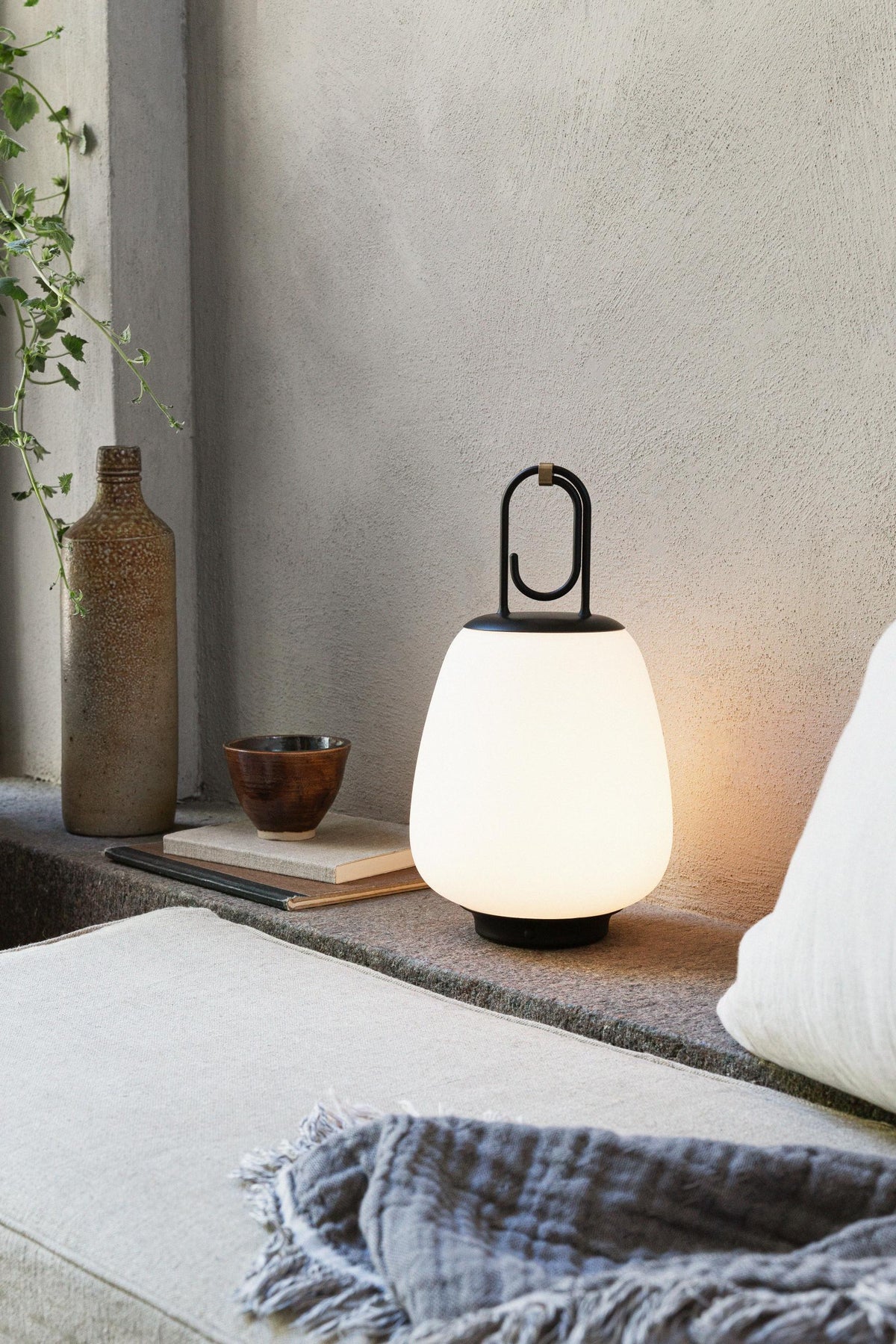 Tragbare Außenlampe LUCCA SC51 in Weiß mit schwarzem Finish