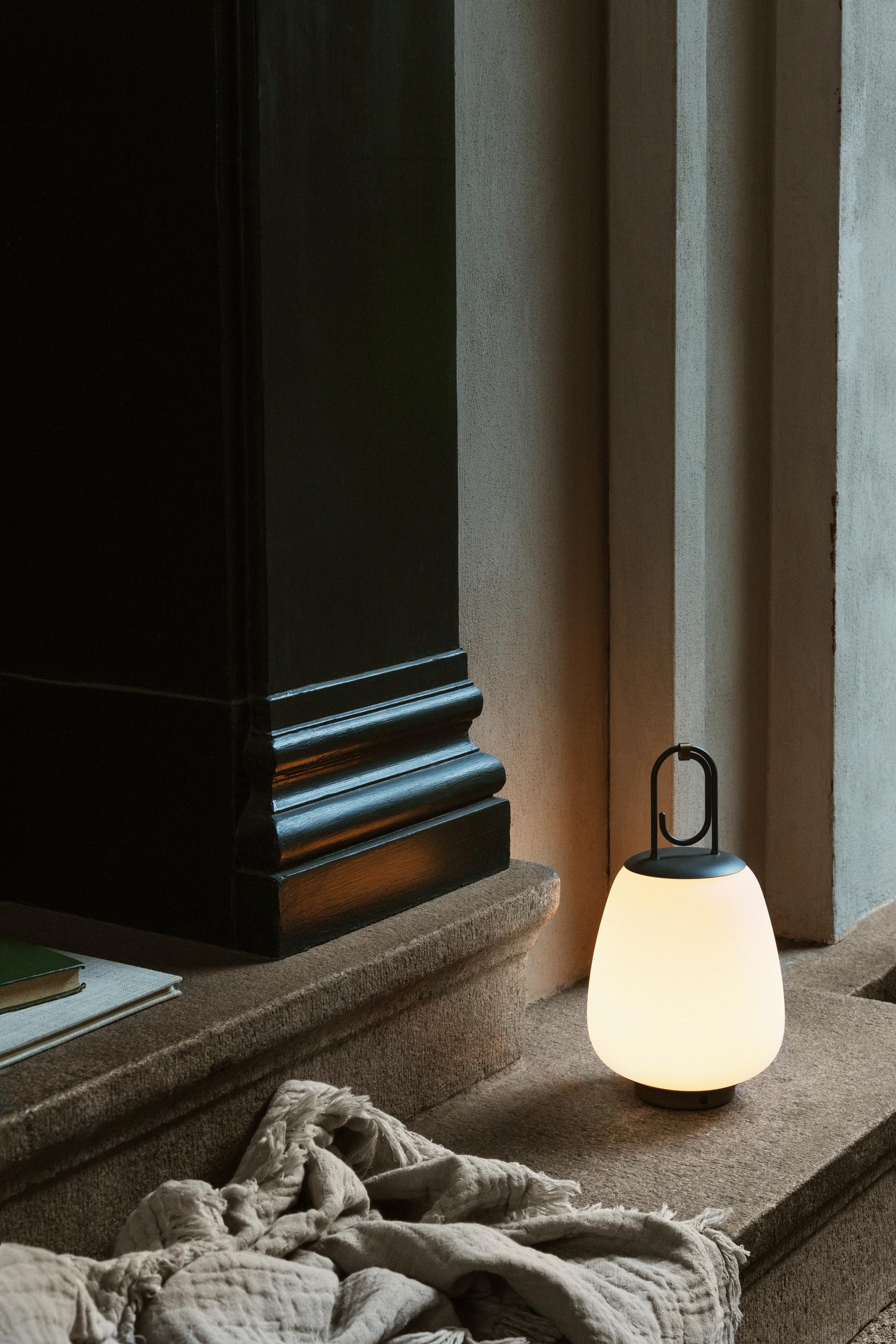 Tragbare Außenlampe LUCCA SC51 in Weiß mit schwarzem Finish