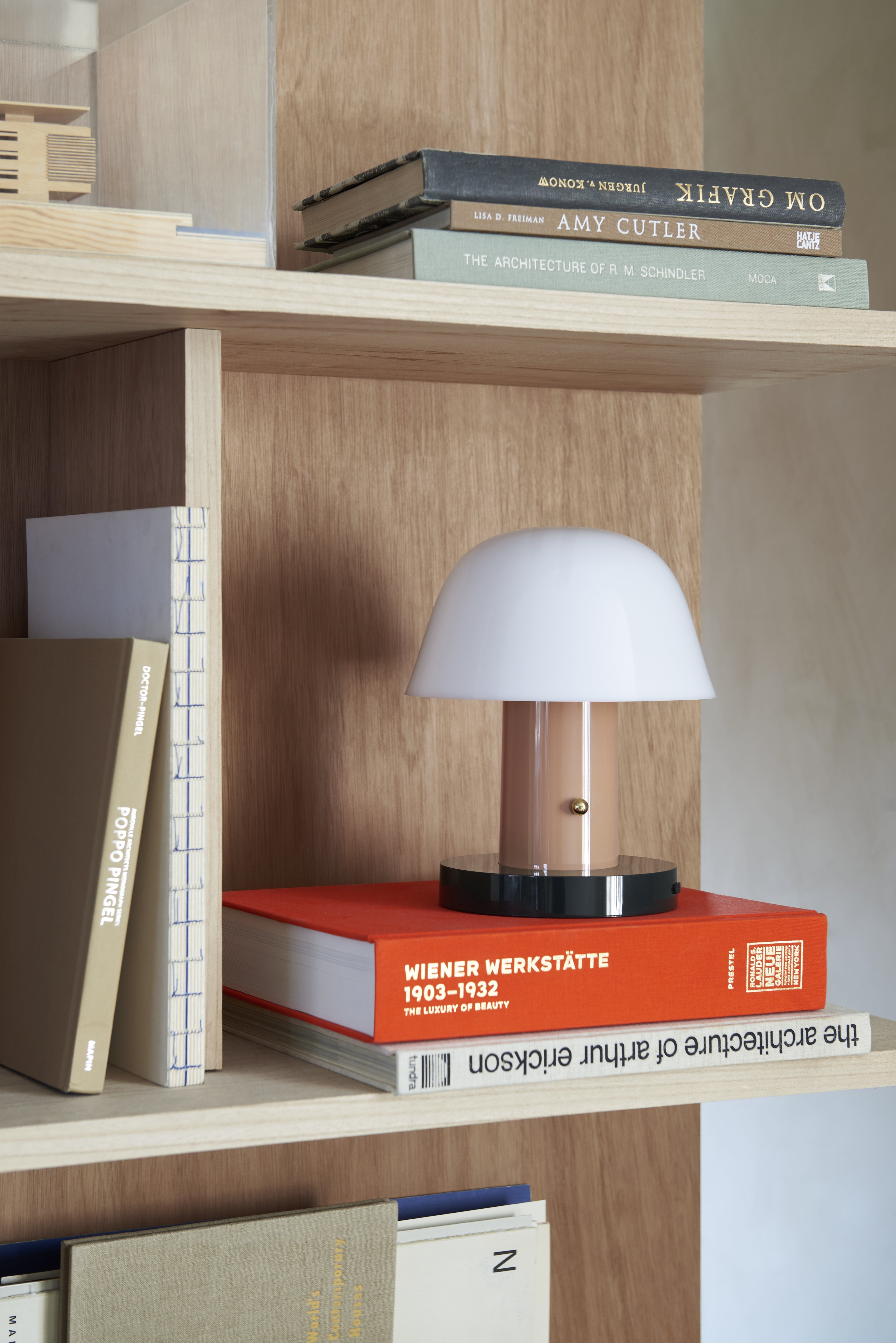 Tragbare Lampe SETAGO JH27 mit cremefarbenem Schirm und beige-grünem Fuß.
